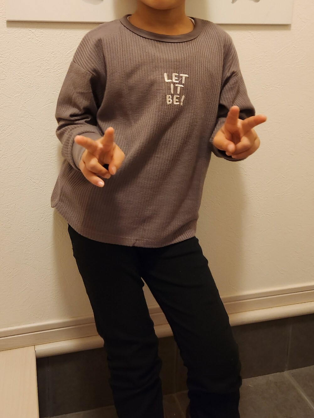 ブラウン系のTシャツ/カットソー、グレー系のカーディガン/ボレロを着用したキッズの春コーディネートの2枚目の写真