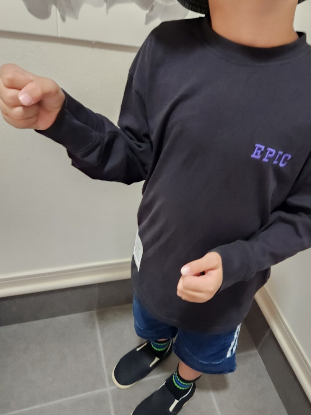 ブラック系のTシャツ/カットソー、ブラック系のスリッポンを着用したキッズの秋コーディネートの4枚目の写真