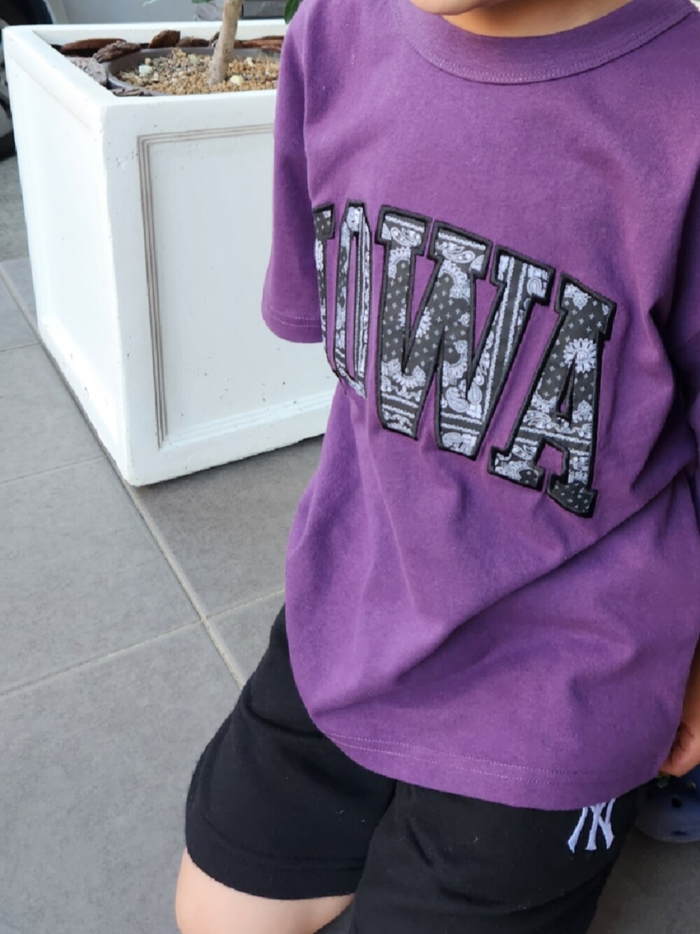 ホワイト系のTシャツ/カットソーを着用したキッズの春コーディネートの3枚目の写真