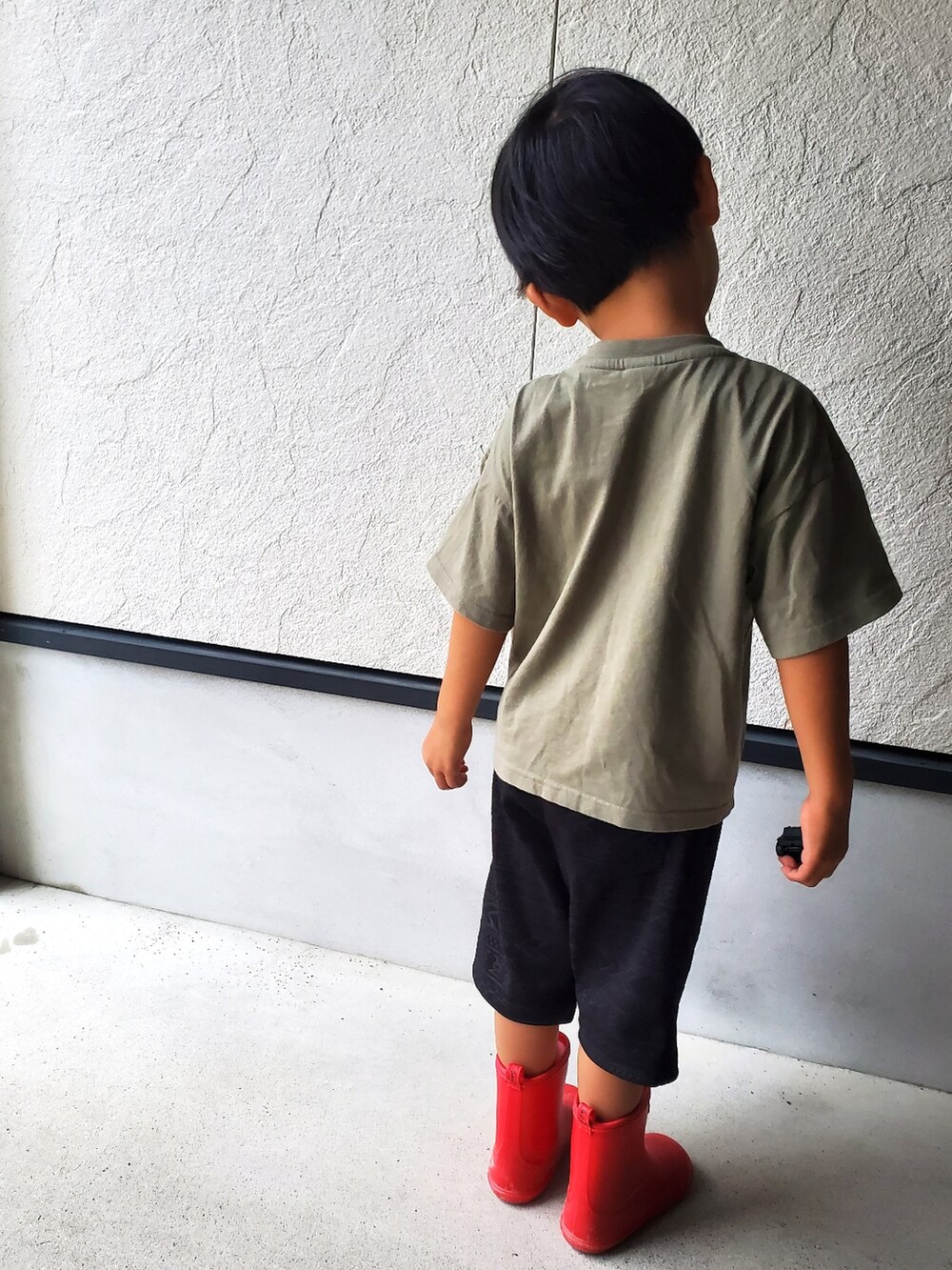 グリーン系のTシャツ/カットソー、ブラック系のパンツを着用したキッズの夏コーディネートの2枚目の写真