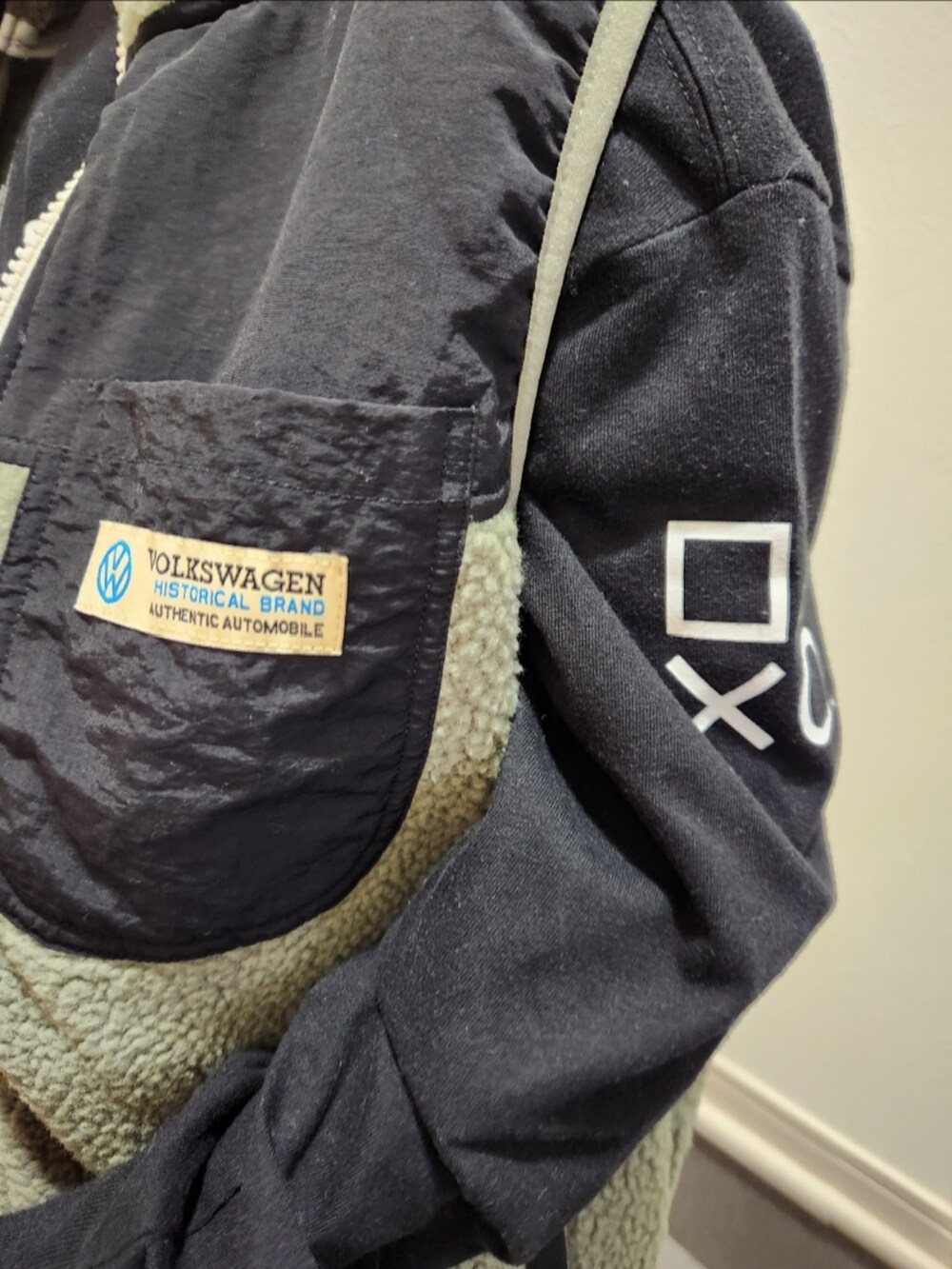 ブラック系のTシャツ/カットソー、グレー系のスウェットパンツ、ブラック系のスリッポンを着用したキッズの秋コーディネートの3枚目の写真