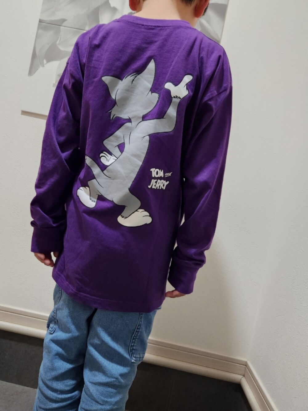 パープル系のTシャツ/カットソー、ブルー系のカーゴパンツを着用したキッズの春コーディネートの3枚目の写真
