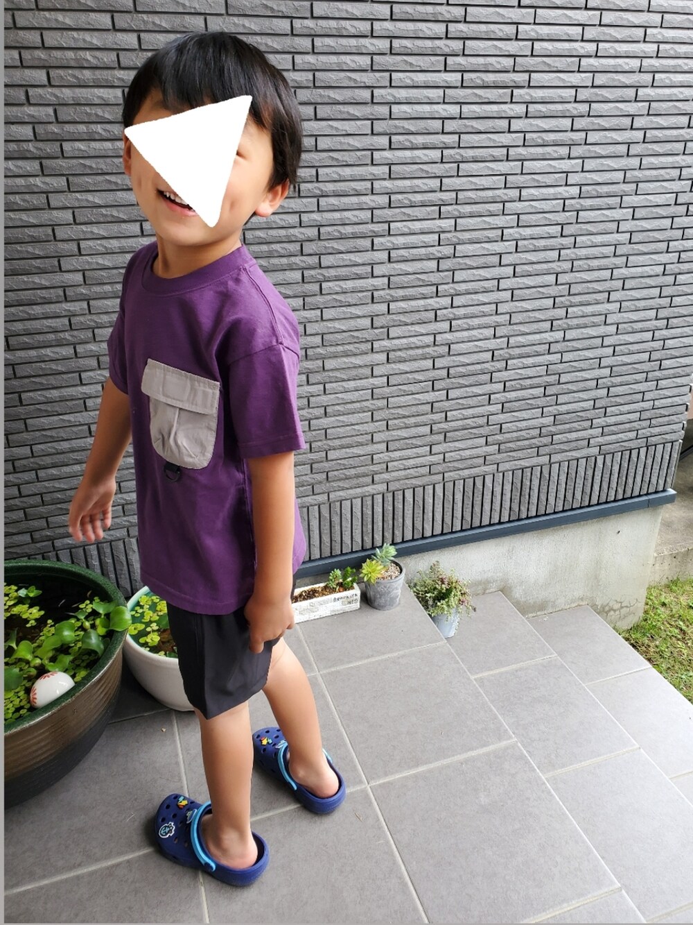 パープル系のTシャツ/カットソー、ブラック系のパンツを着用したキッズの夏コーディネートの2枚目の写真