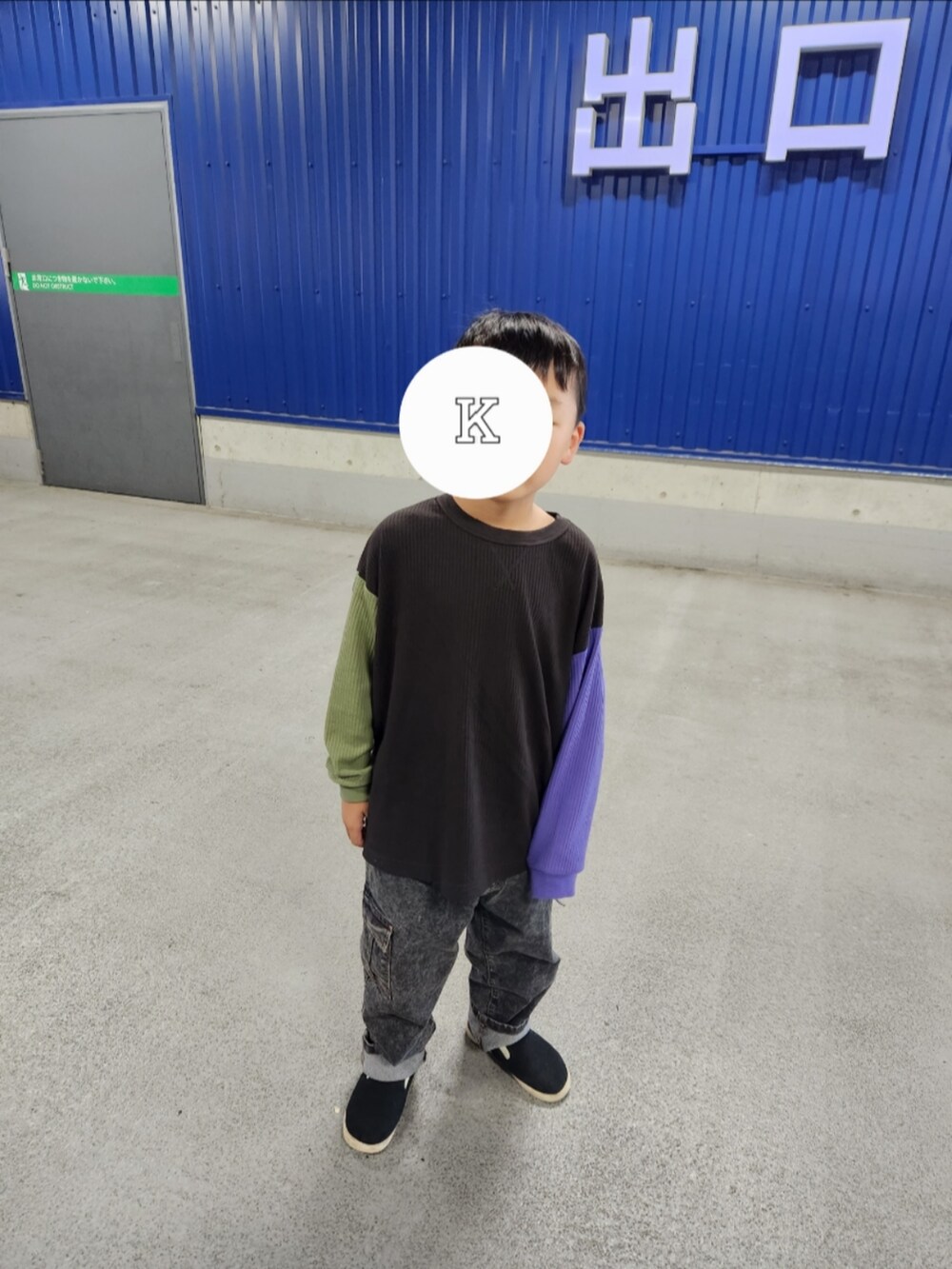 ブラック系のTシャツ/カットソー、ブラック系のデニムパンツ、ブラック系のスリッポンを着用したキッズの秋コーディネートの3枚目の写真