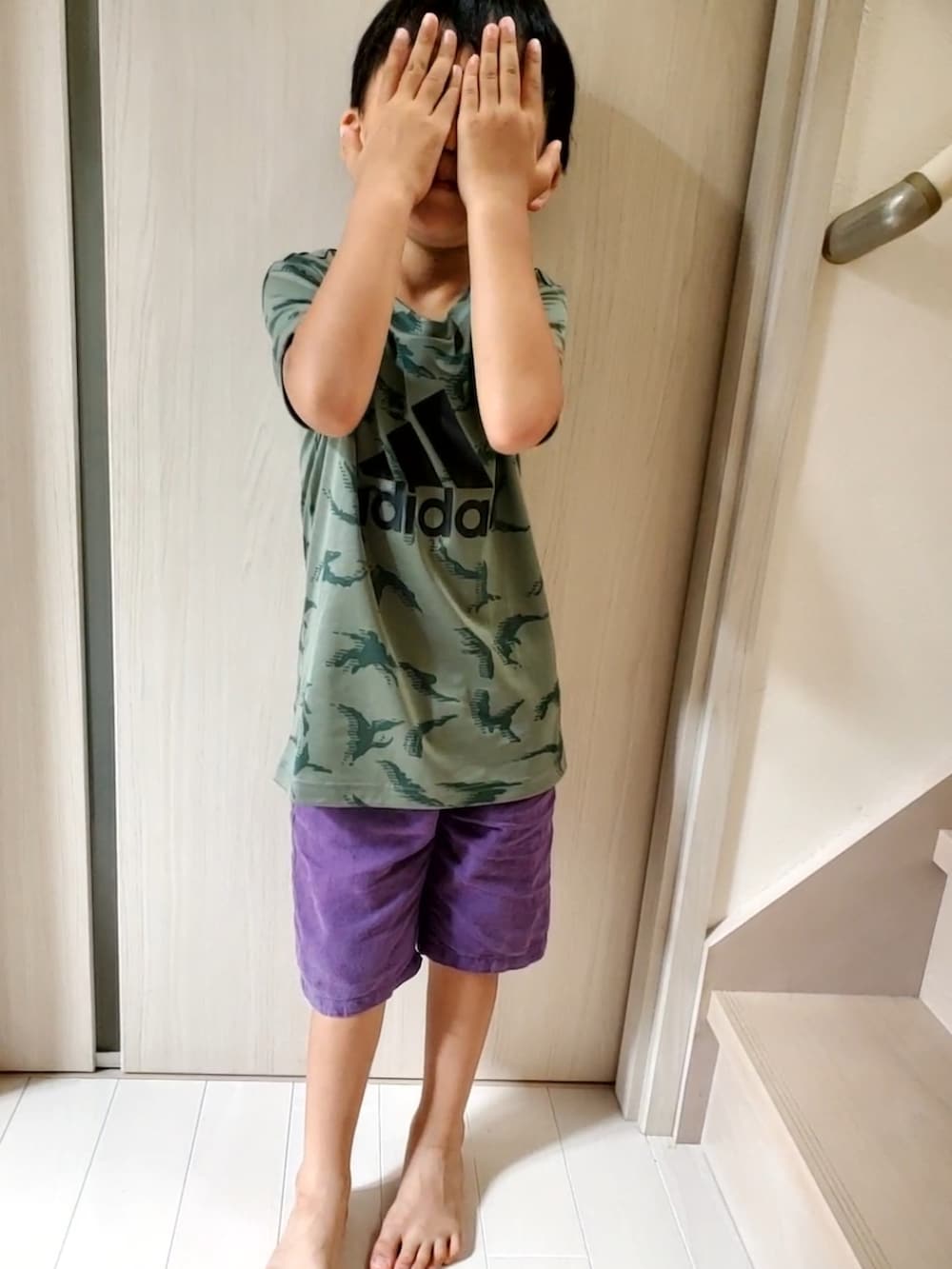 グリーン系のTシャツ/カットソー、パープル系のパンツ、ブラック系のサンダルを着用したキッズの夏コーディネートの2枚目の写真