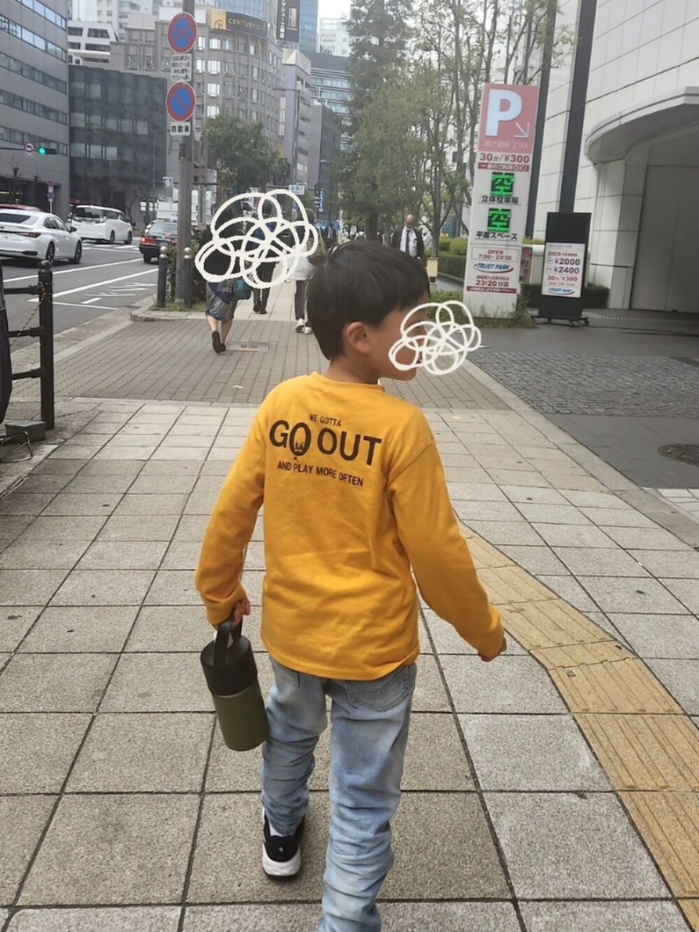 イエロー系のTシャツ/カットソー、ブラック系のスニーカーを着用したキッズの春コーディネートの3枚目の写真