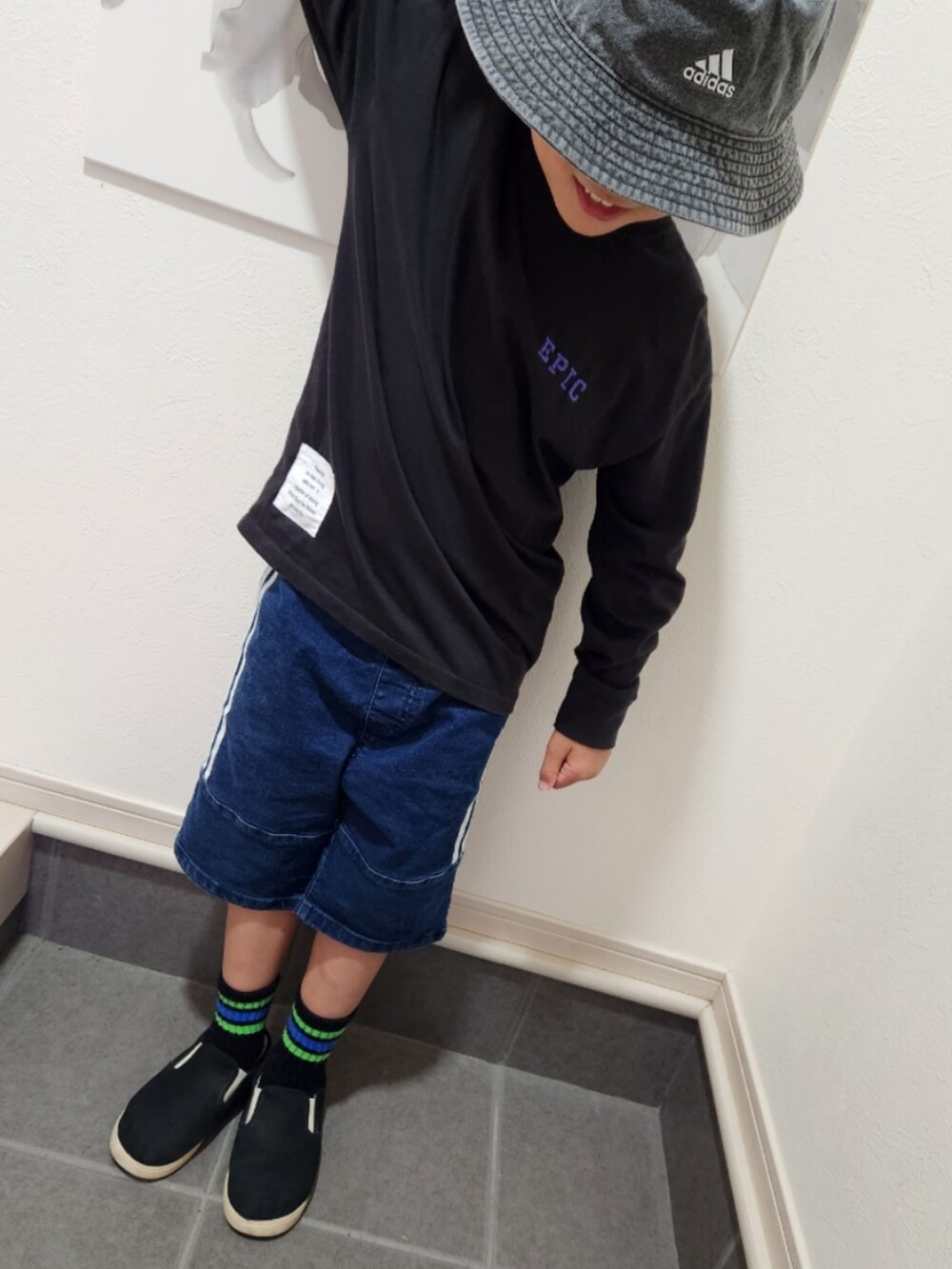 ブラック系のTシャツ/カットソー、ブラック系のスリッポンを着用したキッズの秋コーディネートの3枚目の写真