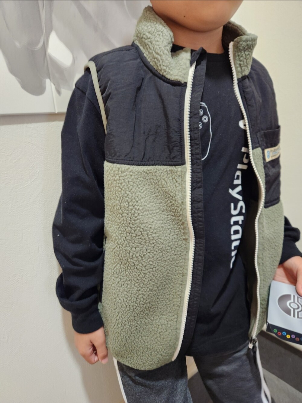 ブラック系のTシャツ/カットソー、グレー系のスウェットパンツ、ブラック系のスリッポンを着用したキッズの秋コーディネートの5枚目の写真