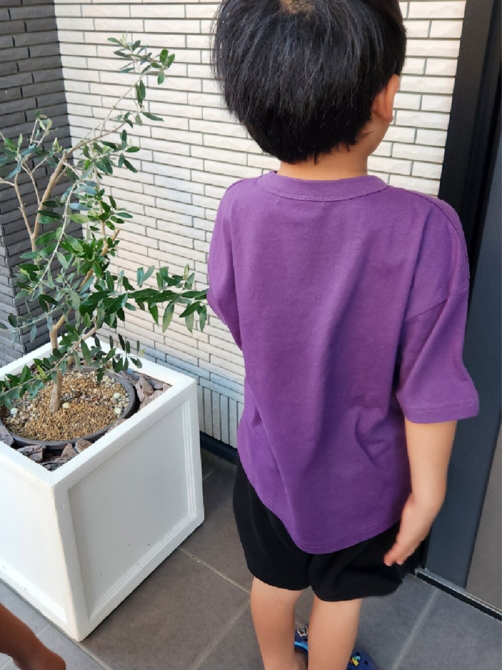 ホワイト系のTシャツ/カットソーを着用したキッズの春コーディネートの4枚目の写真