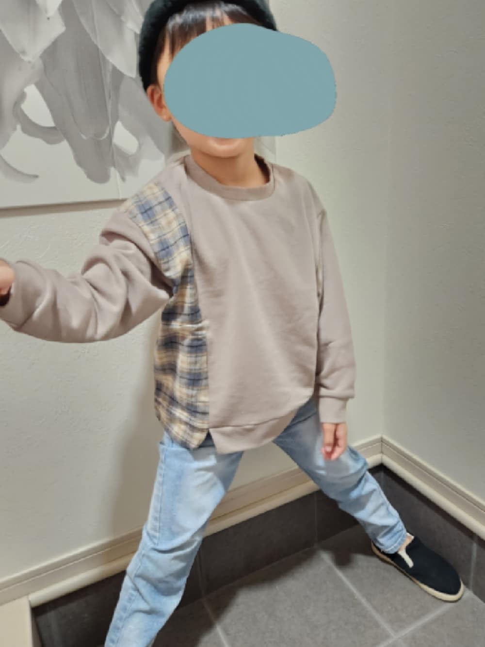 ブルー系のスウェット、ブルー系のデニムパンツ、レッド系のスニーカーを着用したキッズの秋コーディネートの2枚目の写真