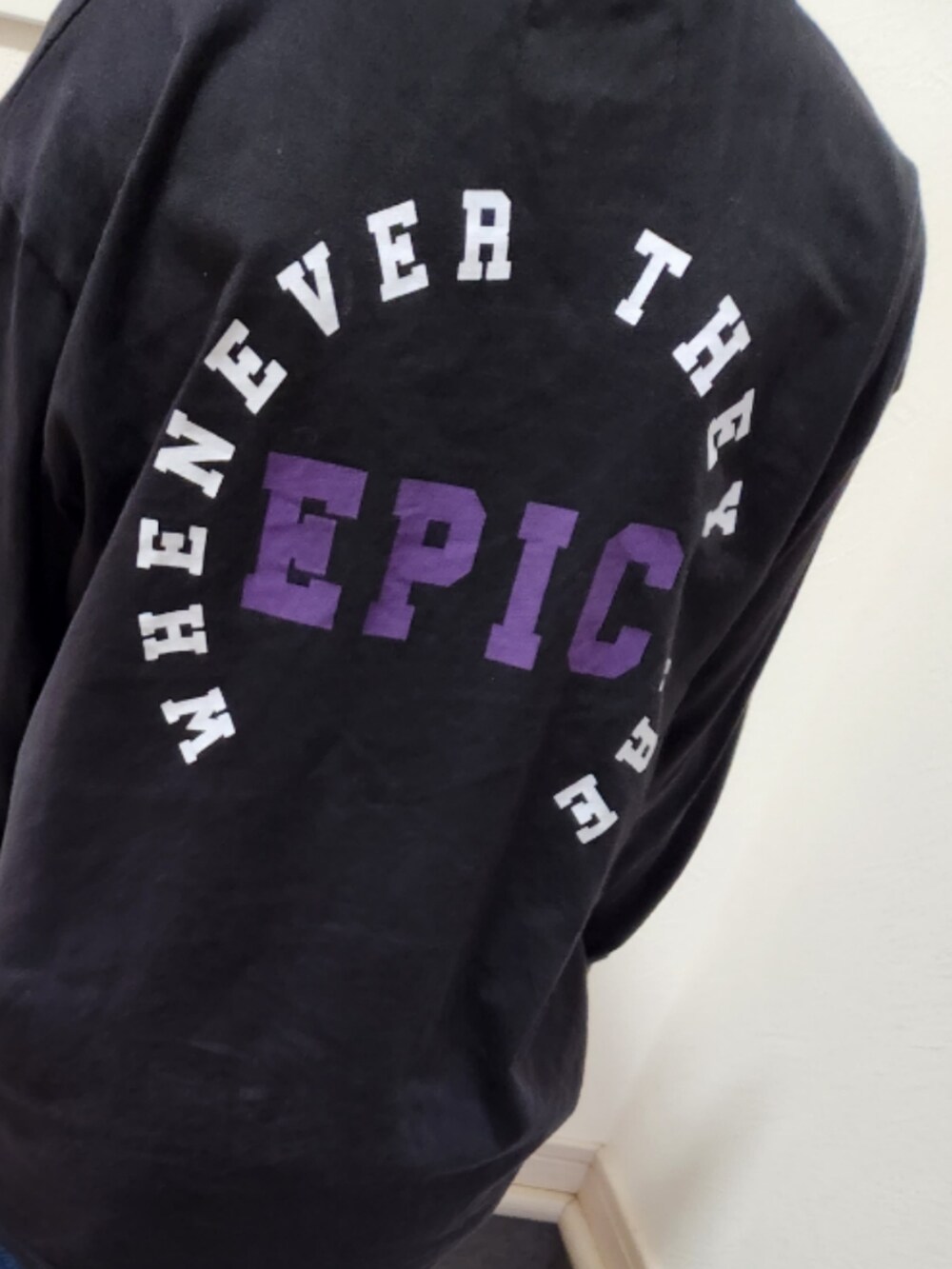 ブラック系のTシャツ/カットソー、ブラック系のスリッポンを着用したキッズの秋コーディネートの2枚目の写真