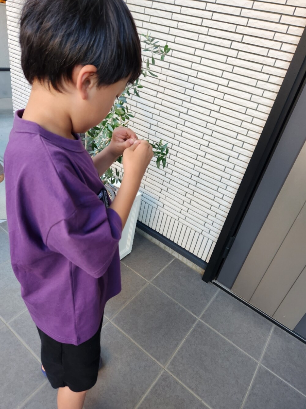 ホワイト系のTシャツ/カットソーを着用したキッズの春コーディネートの2枚目の写真