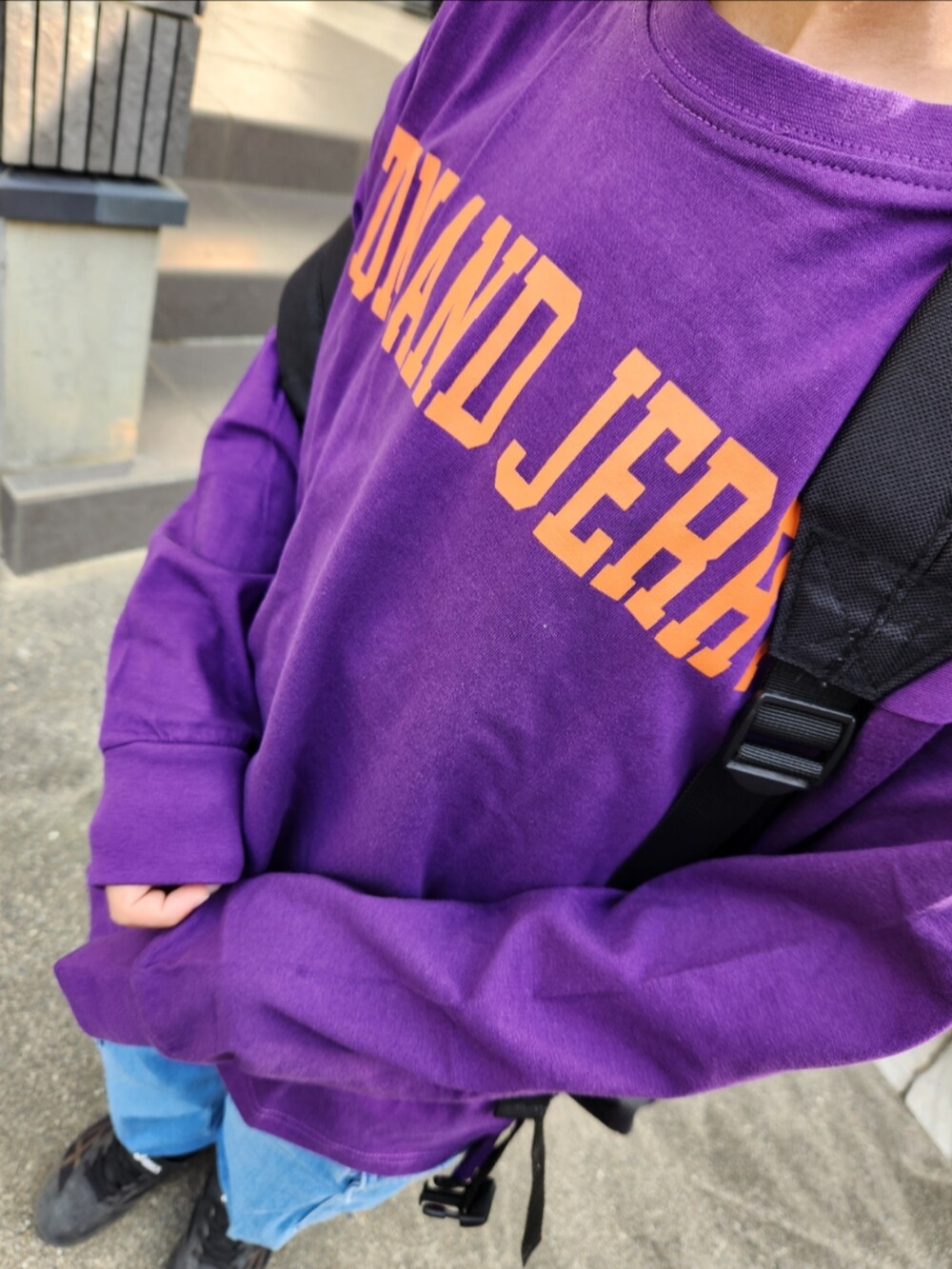 パープル系のTシャツ/カットソー、ブルー系のカーゴパンツを着用したキッズの春コーディネートの2枚目の写真