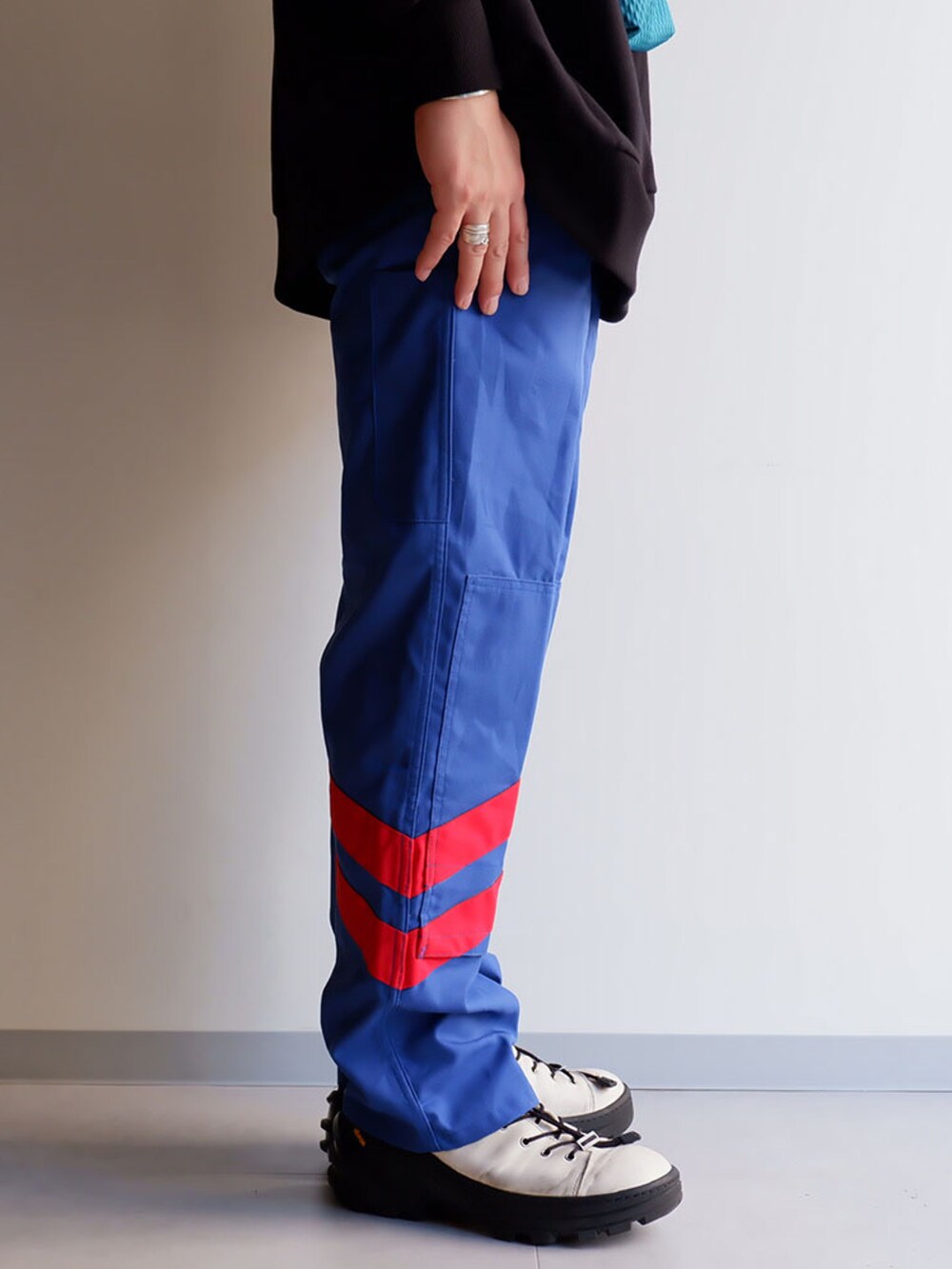 ブルー系のパンツ、ブラック系のスウェット、ホワイト系のブーツを着用したメンズの夏コーディネートの4枚目の写真