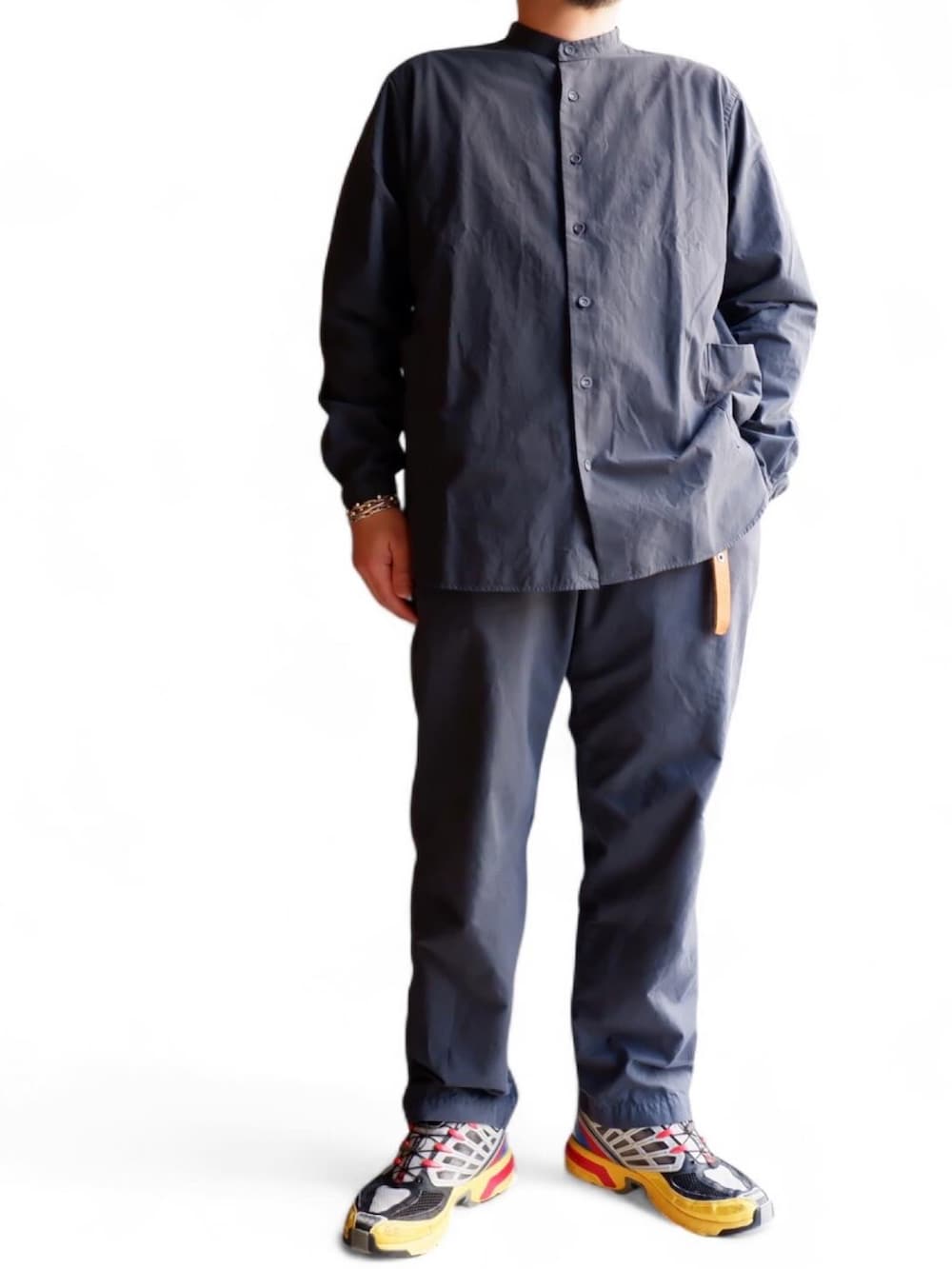 グレー系のパンツ、ホワイト系のTシャツ/カットソー、グレー系のシャツ/ブラウスを着用したメンズの秋コーディネートの3枚目の写真