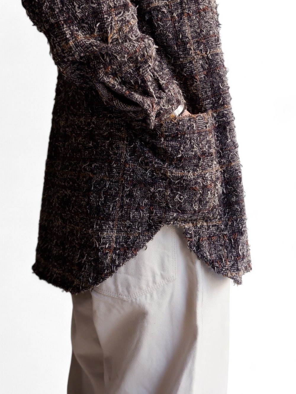 ホワイト系のデニムパンツ、ブラウン系のシャツ/ブラウス、その他のスニーカーを着用したメンズの秋コーディネートの2枚目の写真