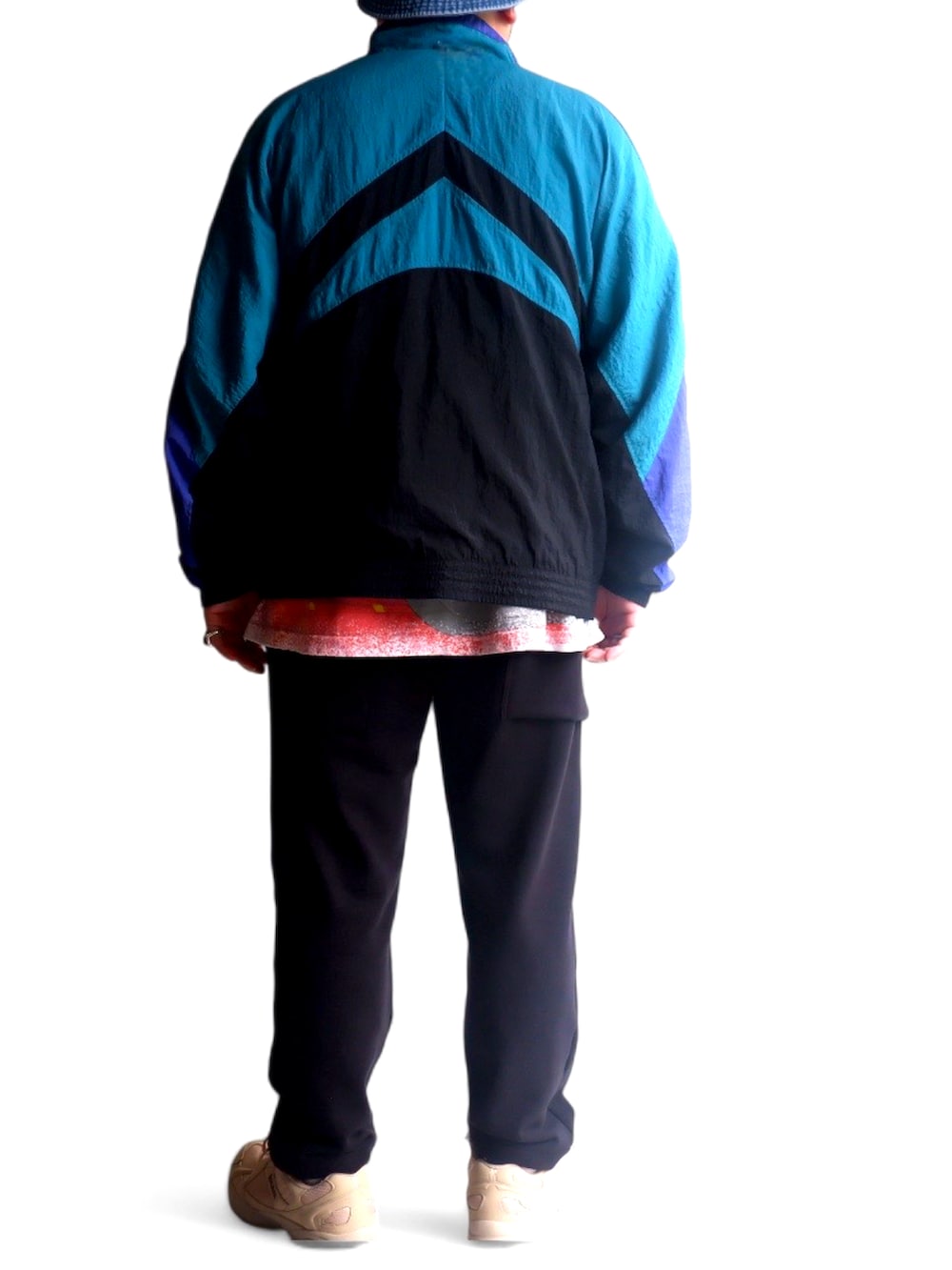 ブラック系のスウェットパンツ、ベージュ系のスニーカー、その他のTシャツ/カットソーを着用したメンズの秋コーディネートの2枚目の写真