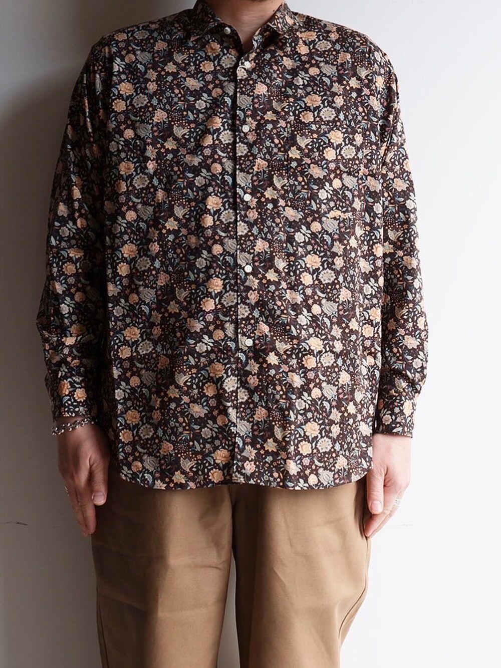 ベージュ系のチノパンツ、その他のシャツ/ブラウス、グレー系のカーディガン/ボレロを着用したメンズの冬コーディネートの3枚目の写真