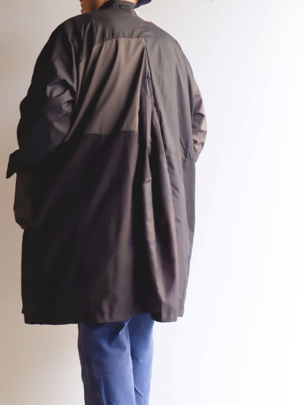 ブルー系のパンツ、ブラック系のジャケット/アウター、ベージュ系のブーツを着用したメンズの春コーディネートの3枚目の写真