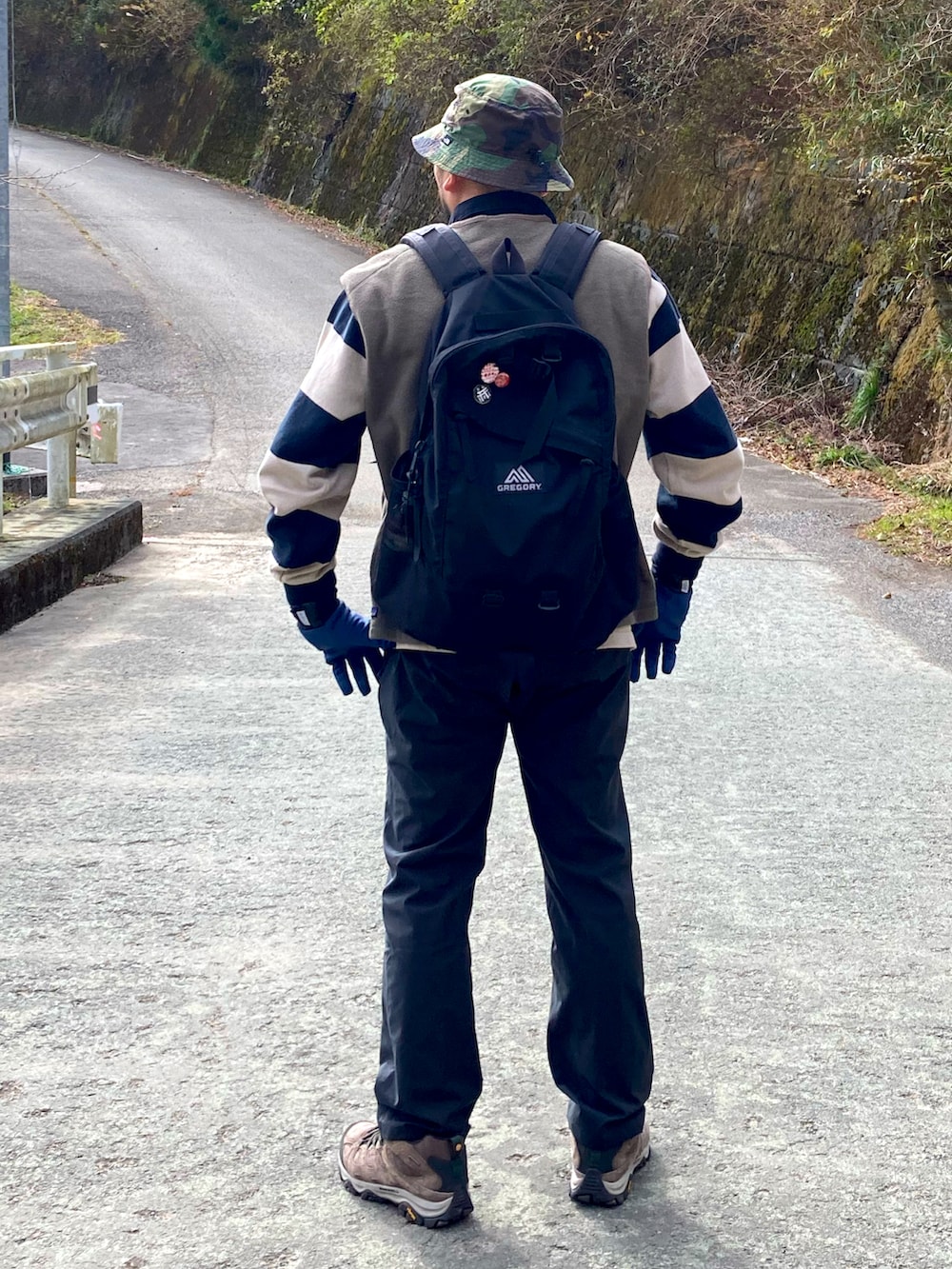 ブラック系のパンツ、ブラウン系のブーツ、ブラウン系のベストを着用したメンズの秋コーディネートの2枚目の写真