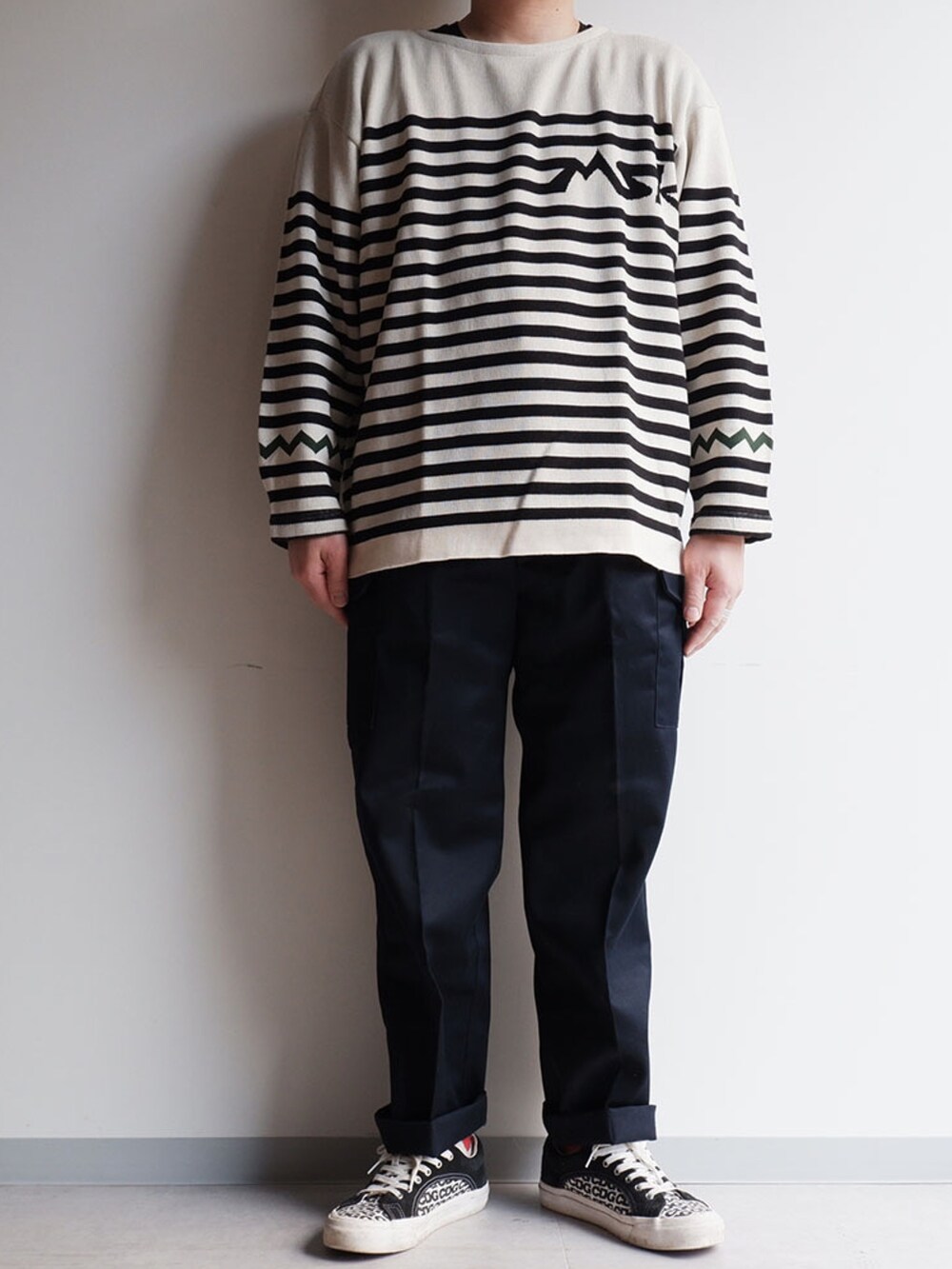 ブルー系のカーゴパンツ、ブラック系のスニーカー、ホワイト系のTシャツ/カットソーを着用したメンズの冬コーディネートの2枚目の写真