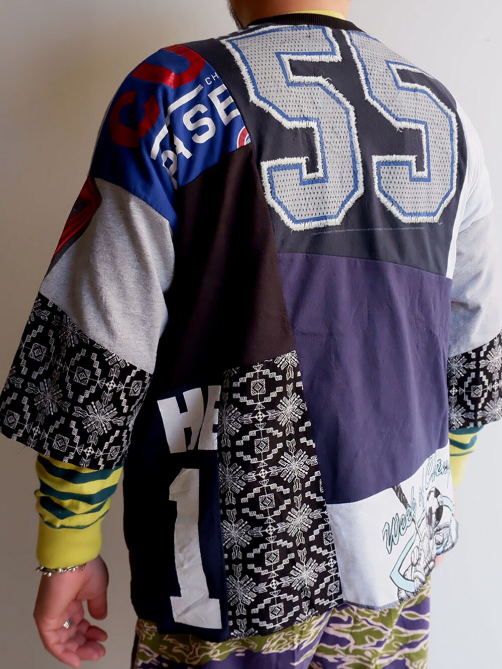 グリーン系のパンツ、ブラック系のスニーカー、ブルー系のTシャツ/カットソーを着用したメンズの春コーディネートの4枚目の写真