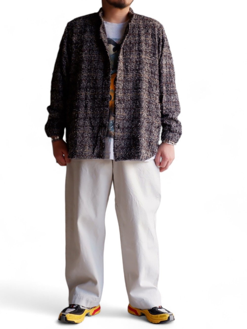 ホワイト系のデニムパンツ、ブラウン系のシャツ/ブラウス、その他のスニーカーを着用したメンズの秋コーディネートの3枚目の写真