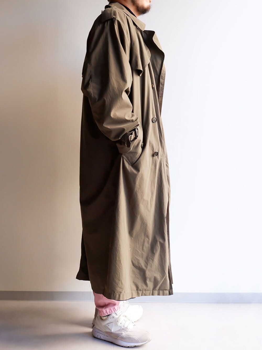 ピンク系のスウェットパンツ、ホワイト系のスニーカー、ベージュ系のTシャツ/カットソーを着用したメンズの冬コーディネートの2枚目の写真