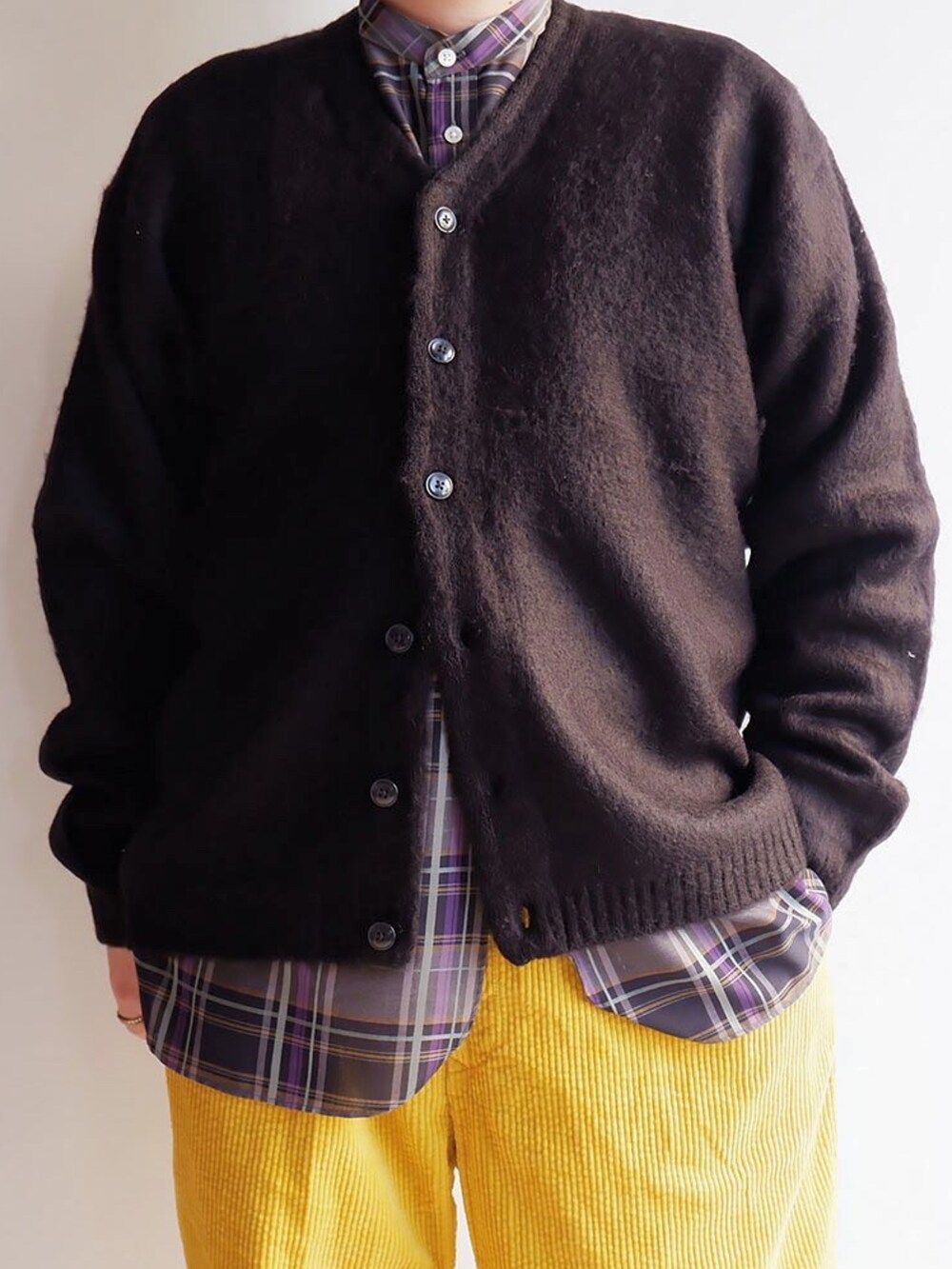 「秋冬コーデ、カラーパンツ、コーデュロイパンツ、モヘアカーディガン、New Balance、今日のコーデ、今日の服」｜「TIGRE BROCANTEのアイテム（パンツ、イエロー系）」を使った、yoheiさん（メンズ・175cm）の秋コーディネートの2枚目の写真