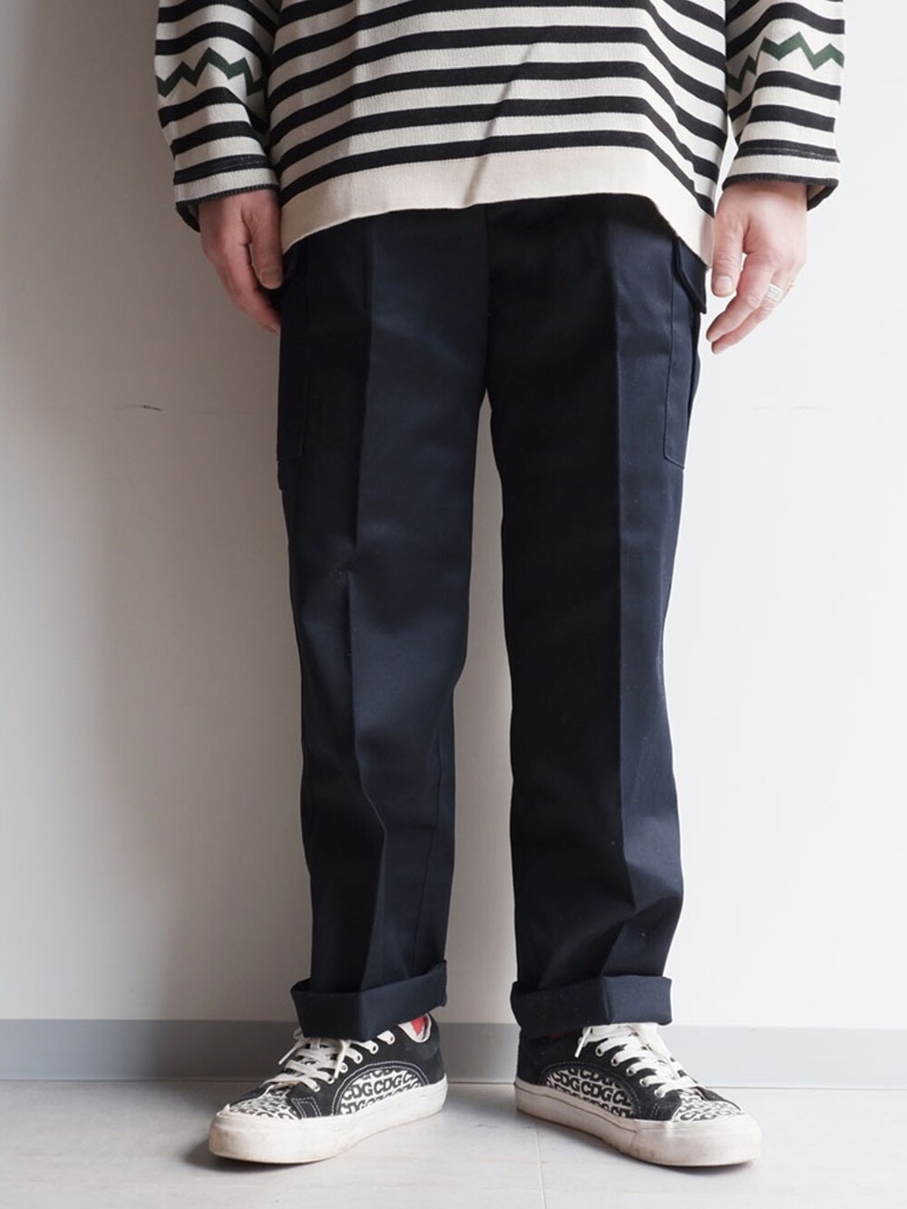 ブルー系のカーゴパンツ、ブラック系のスニーカー、ホワイト系のTシャツ/カットソーを着用したメンズの冬コーディネートの3枚目の写真