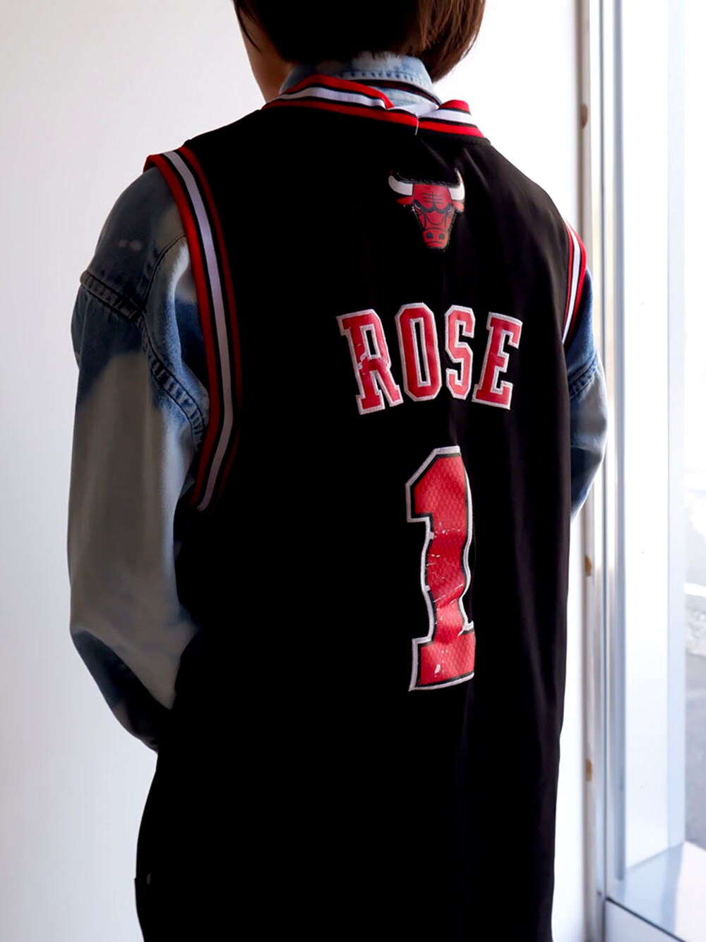 その他のパンツ、ブラック系のスニーカー、ブラック系のベストを着用したメンズの春コーディネートの3枚目の写真