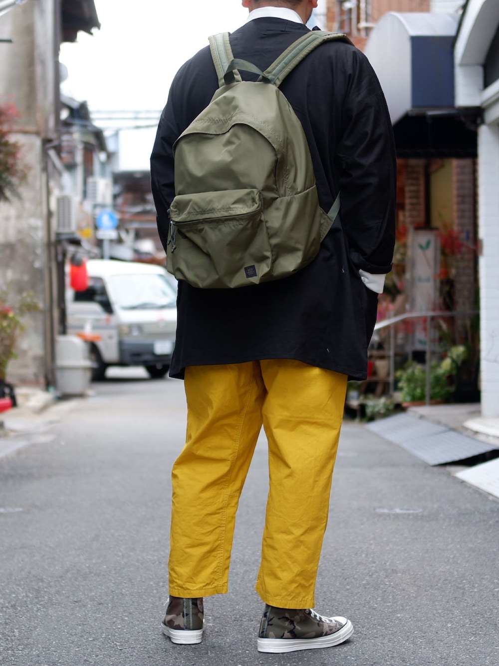 イエロー系のパンツ、その他のスニーカー、ブラック系のシャツ/ブラウスを着用したメンズの冬コーディネートの3枚目の写真