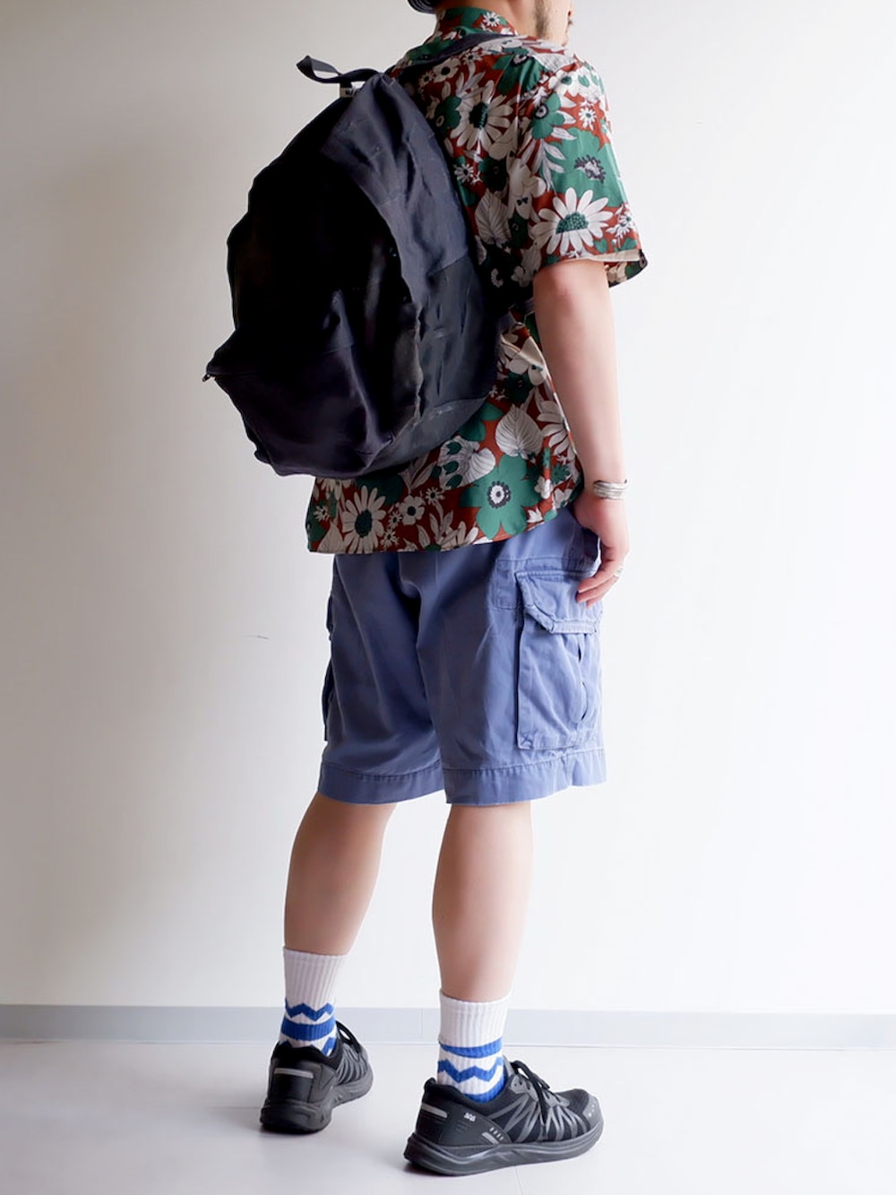 ブルー系のカーゴパンツ、その他のシャツ/ブラウス、ブラック系のスニーカーを着用したメンズの夏コーディネートの2枚目の写真