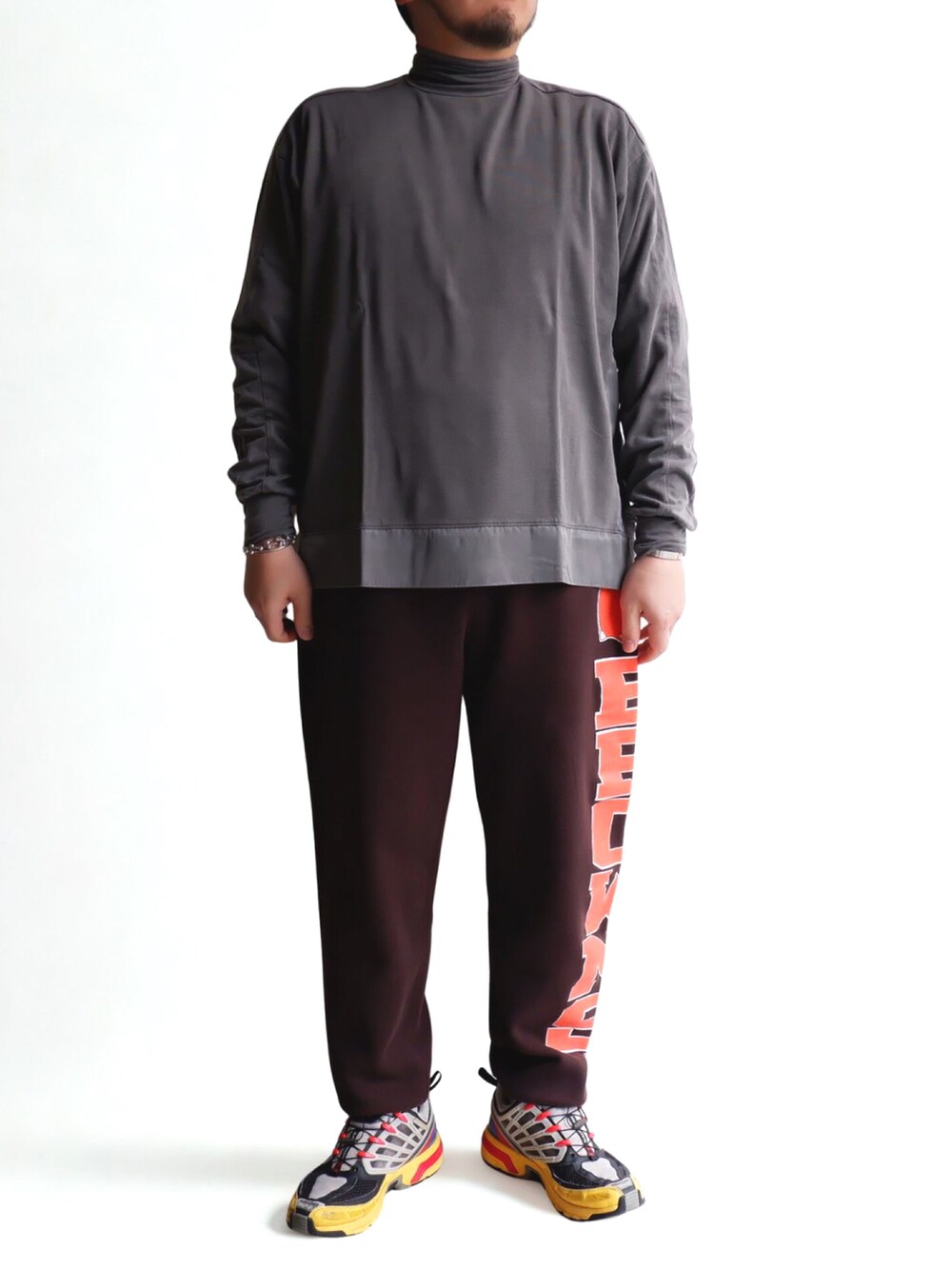 レッド系のシャツ/ブラウス、グレー系のTシャツ/カットソー、ブラウン系のスウェットパンツを着用したメンズの秋コーディネートの2枚目の写真