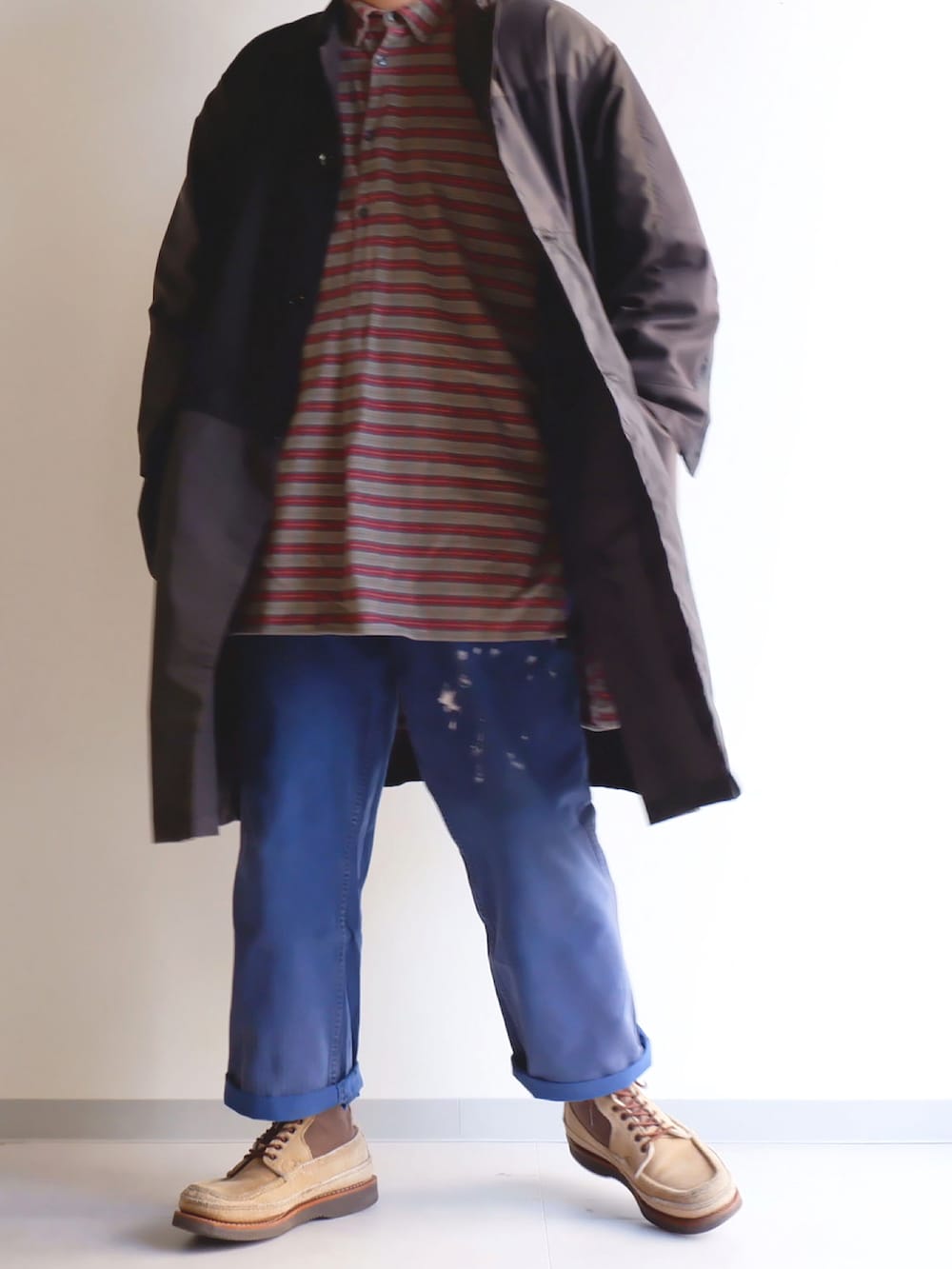 ブルー系のパンツ、ブラック系のジャケット/アウター、ベージュ系のブーツを着用したメンズの春コーディネートの4枚目の写真