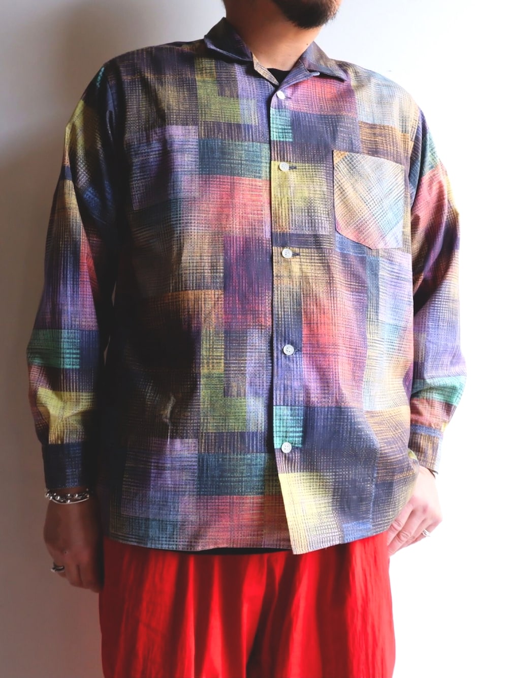 レッド系のパンツ、その他のシャツ/ブラウス、ホワイト系のブーツを着用したメンズの秋コーディネートの2枚目の写真