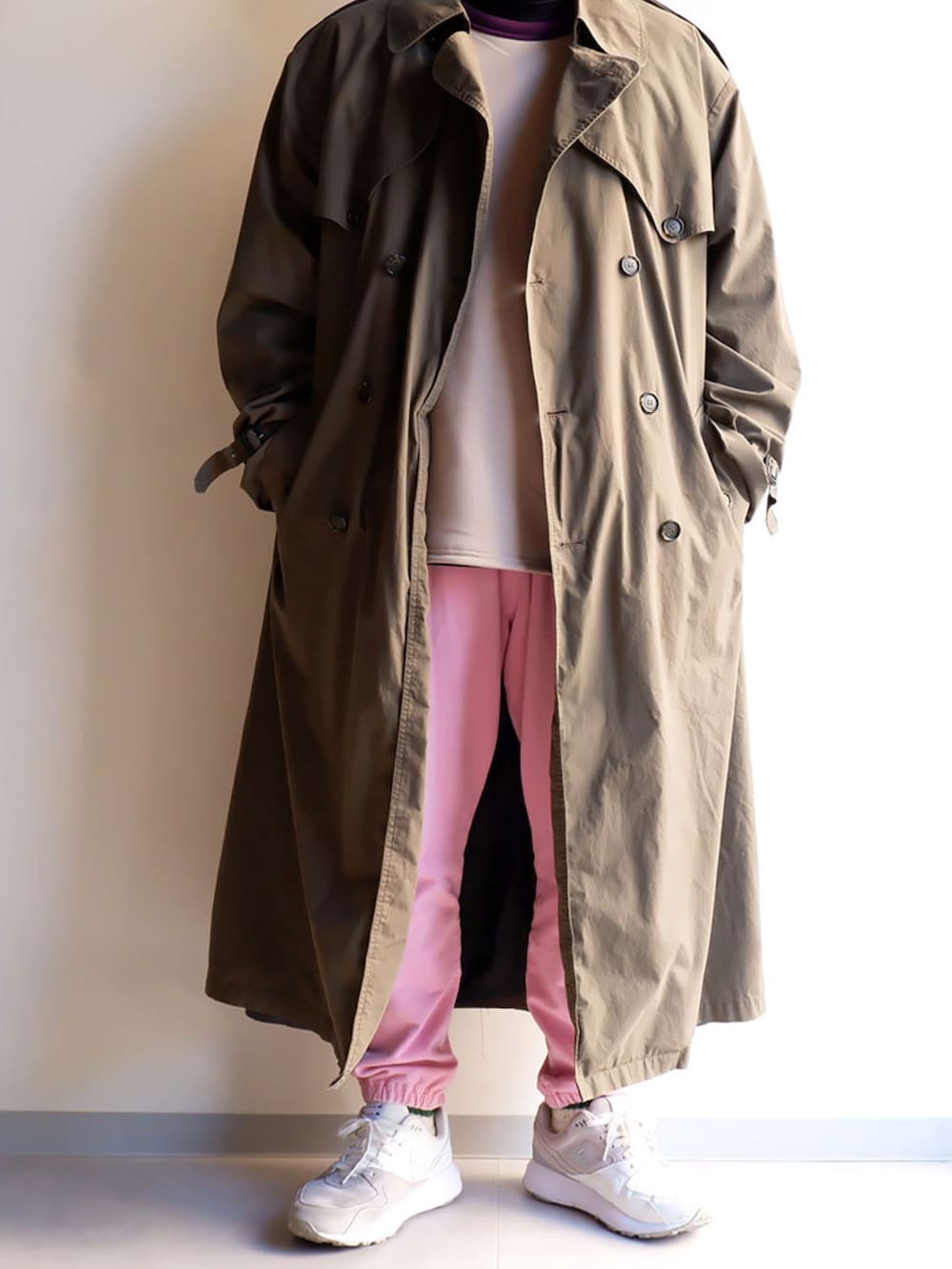 ピンク系のスウェットパンツ、ホワイト系のスニーカー、ベージュ系のTシャツ/カットソーを着用したメンズの冬コーディネートの4枚目の写真