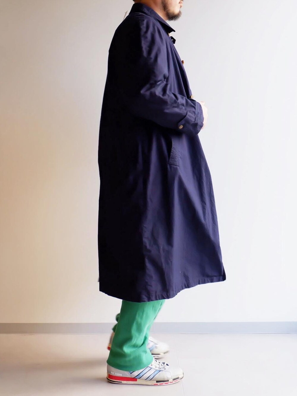 「今日のコーデ、今日の服、スウェットパンツ、トレンチコート、スウェット、シティーボーイ」｜「80s champion RWのアイテム（スウェットパンツ、グリーン系）」を使った、yoheiさん（メンズ・175cm）の冬コーディネートの2枚目の写真