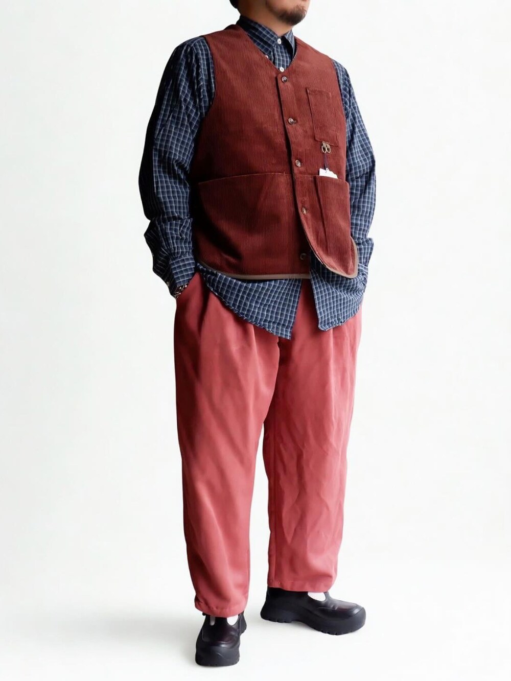 ピンク系のパンツ、ブラック系のシューズ、ブラウン系のジャケット/アウターを着用したメンズの秋コーディネートの2枚目の写真