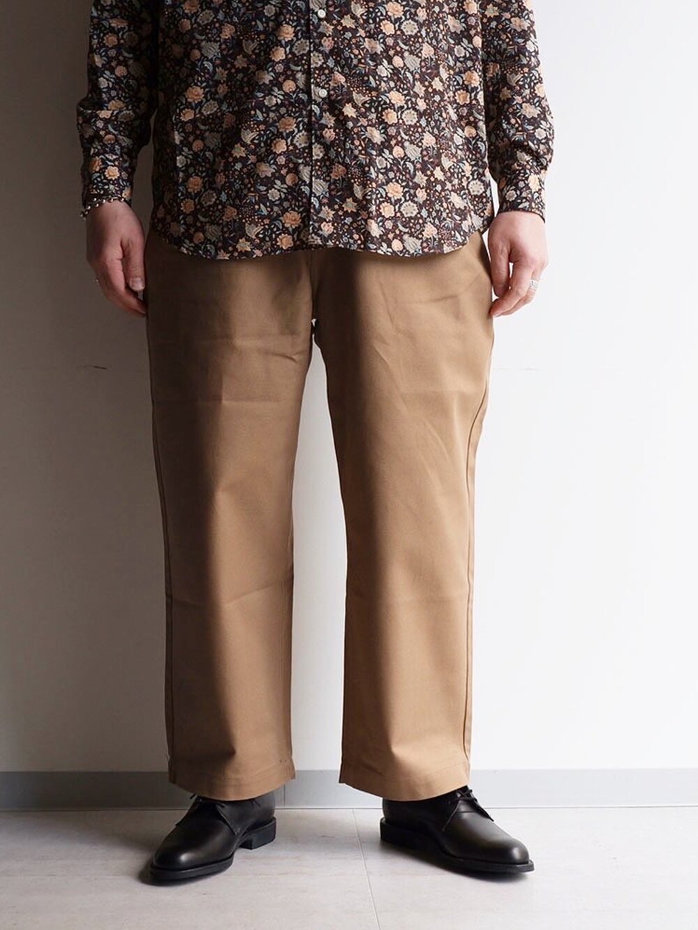 ベージュ系のチノパンツ、その他のシャツ/ブラウス、グレー系のカーディガン/ボレロを着用したメンズの冬コーディネートの2枚目の写真