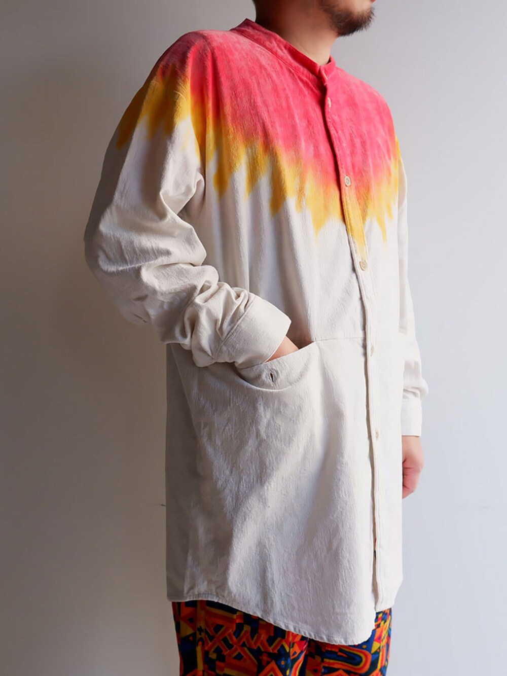 オレンジ系のパンツ、ホワイト系のシャツ/ブラウス、ホワイト系のスニーカーを着用したメンズの秋コーディネートの2枚目の写真