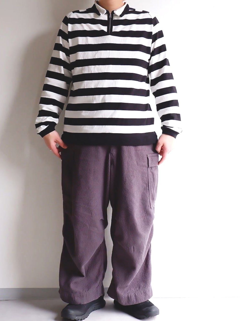 グレー系のカーゴパンツ、ブラック系のジャケット/アウター、ブラック系のスニーカーを着用したメンズの春コーディネートの3枚目の写真