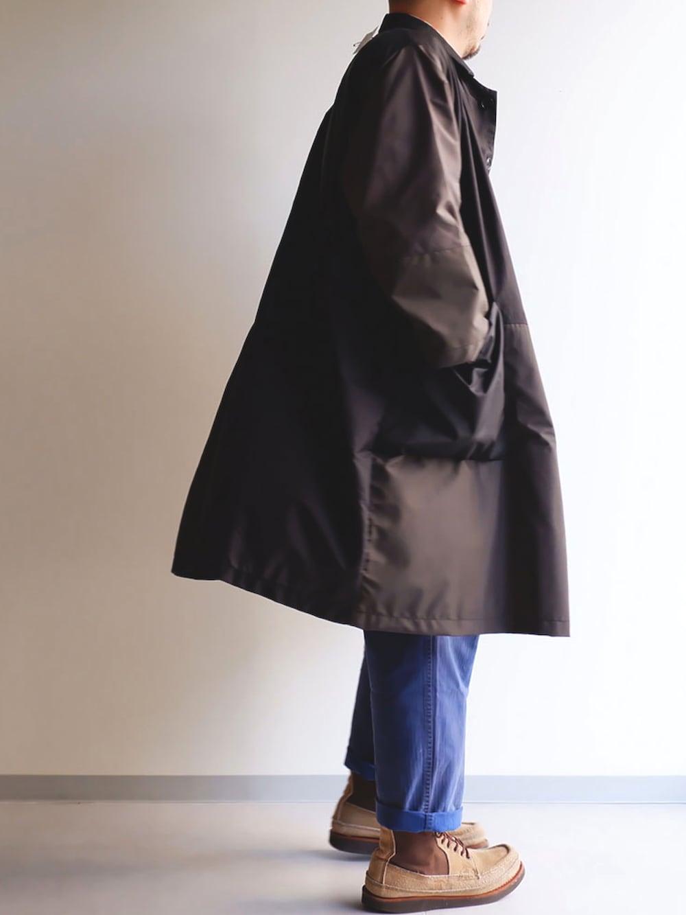 ブルー系のパンツ、ブラック系のジャケット/アウター、ベージュ系のブーツを着用したメンズの春コーディネートの2枚目の写真