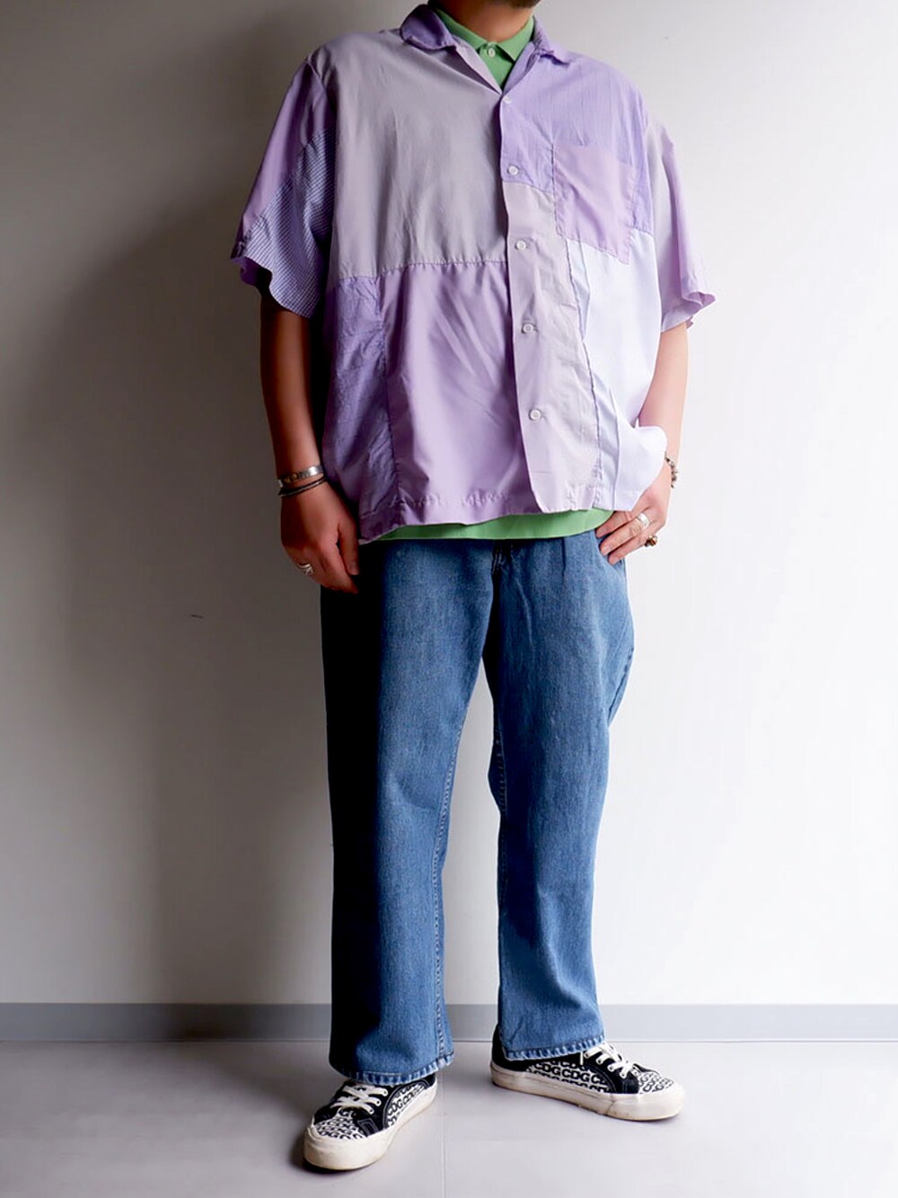 ブルー系のデニムパンツ、ブラック系のショルダーバッグ、ピンク系のシャツ/ブラウスを着用したメンズの夏コーディネートの2枚目の写真