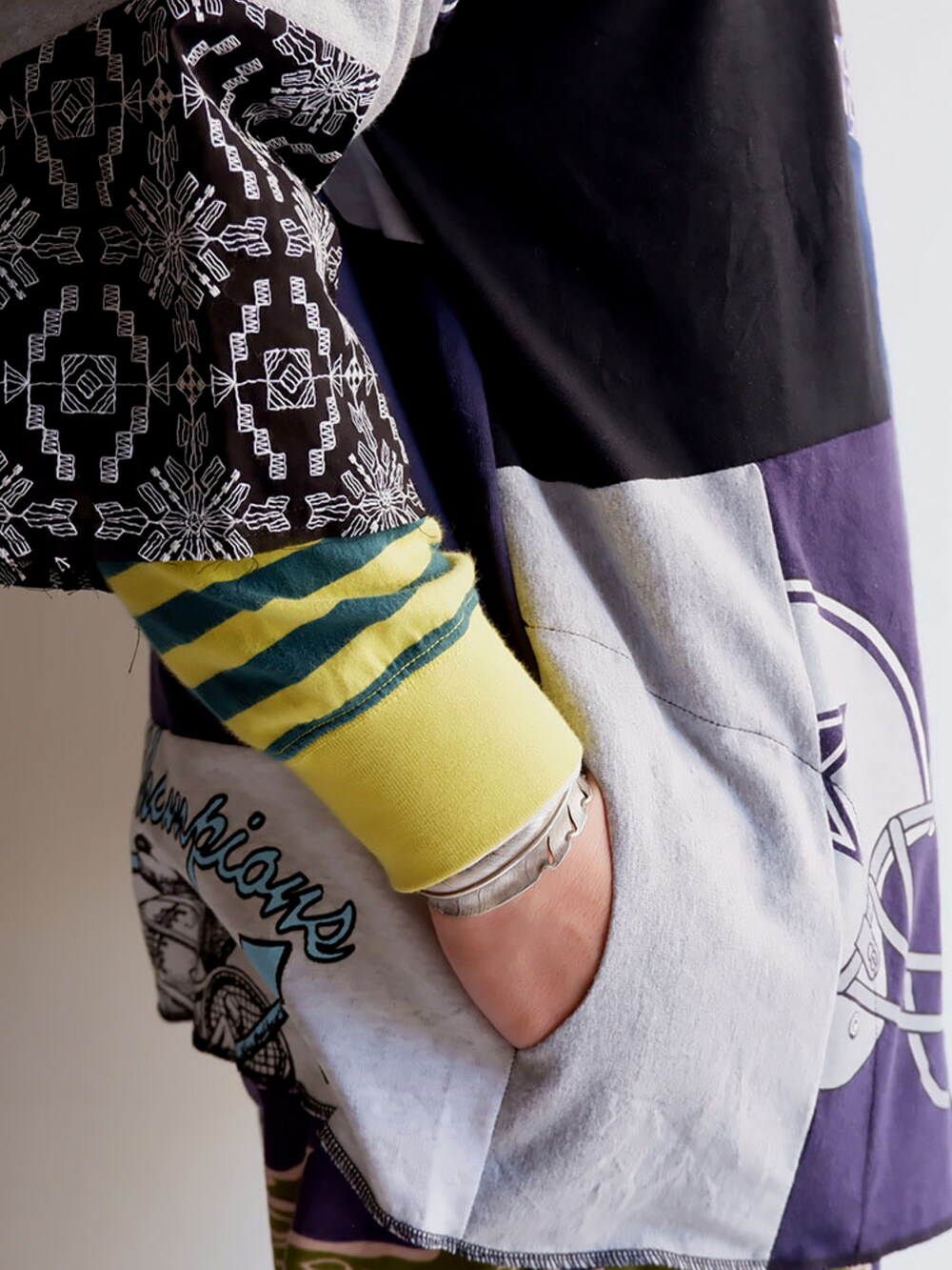 グリーン系のパンツ、ブラック系のスニーカー、ブルー系のTシャツ/カットソーを着用したメンズの春コーディネートの2枚目の写真