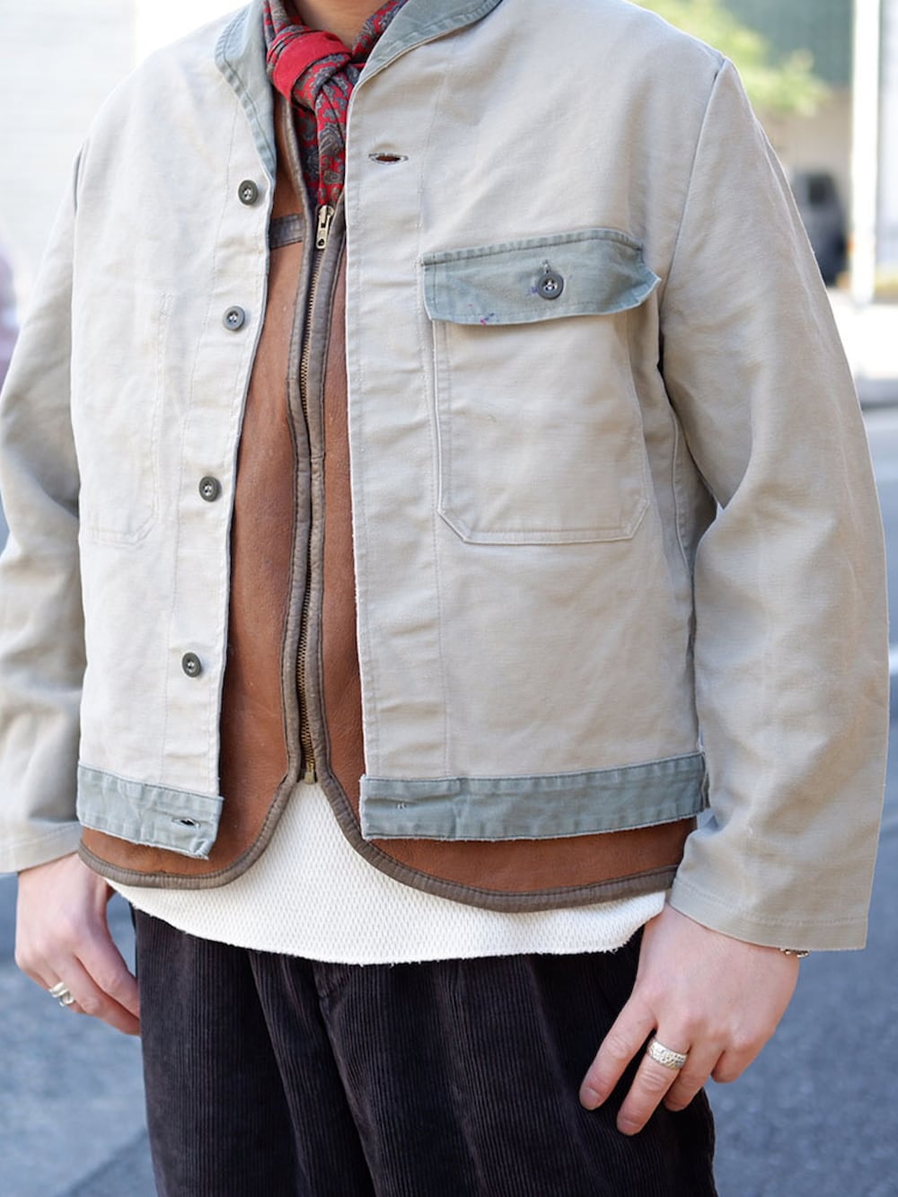 ブラック系のその他パンツ、ホワイト系のブーツ、ブラウン系のベストを着用したメンズの冬コーディネートの2枚目の写真