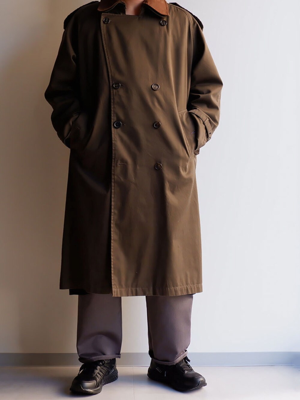 グリーン系のスウェット、グレー系のパンツ、ブラック系のスニーカーを着用したメンズの冬コーディネートの4枚目の写真