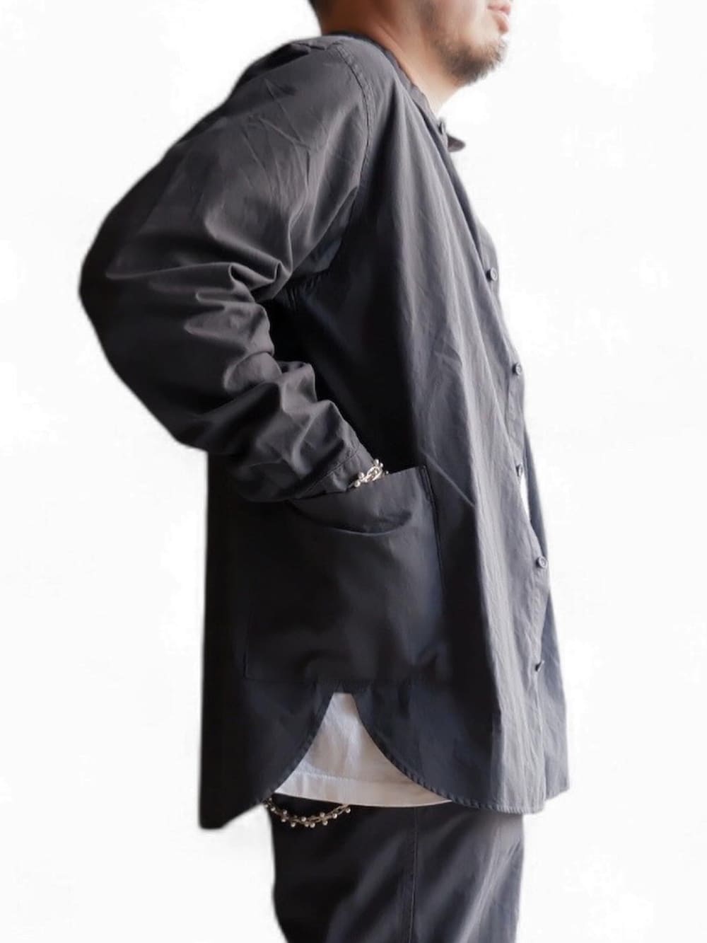 グレー系のパンツ、ホワイト系のTシャツ/カットソー、グレー系のシャツ/ブラウスを着用したメンズの秋コーディネートの2枚目の写真