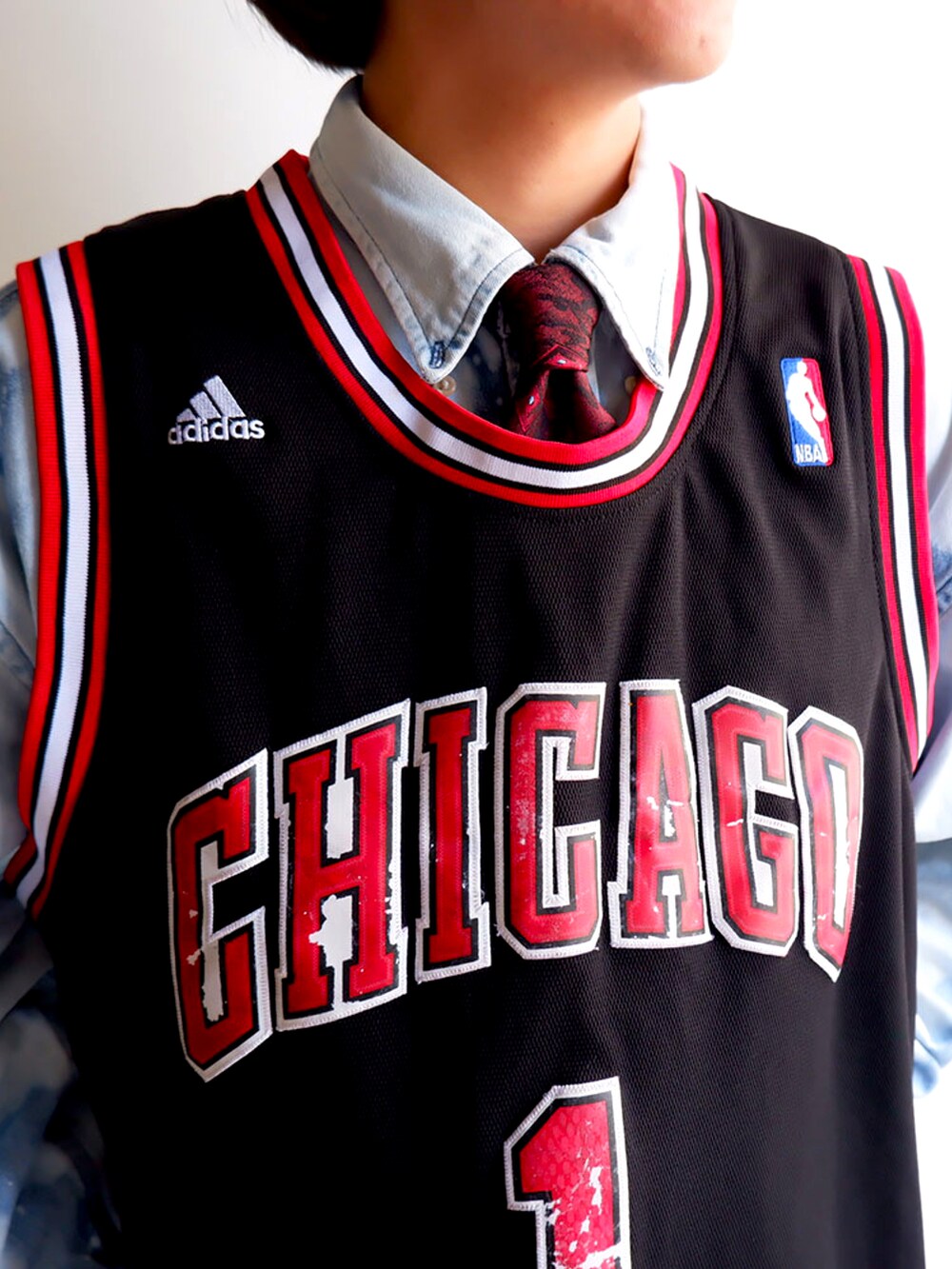 その他のパンツ、ブラック系のスニーカー、ブラック系のベストを着用したメンズの春コーディネートの2枚目の写真