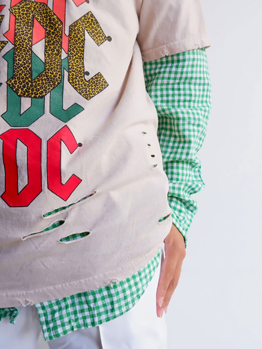 ホワイト系のパンツ、ホワイト系のスニーカー、グリーン系のシャツ/ブラウスを着用したメンズの春コーディネートの3枚目の写真